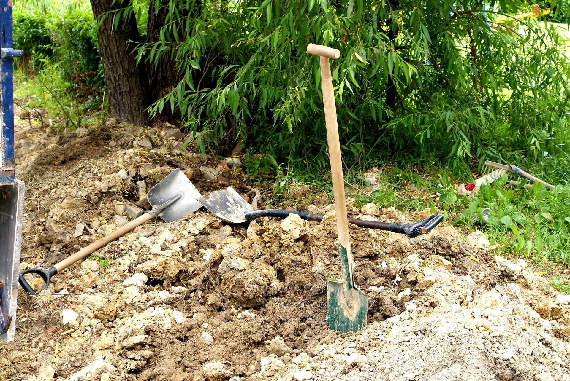 shovels-1690786_1920.jpg