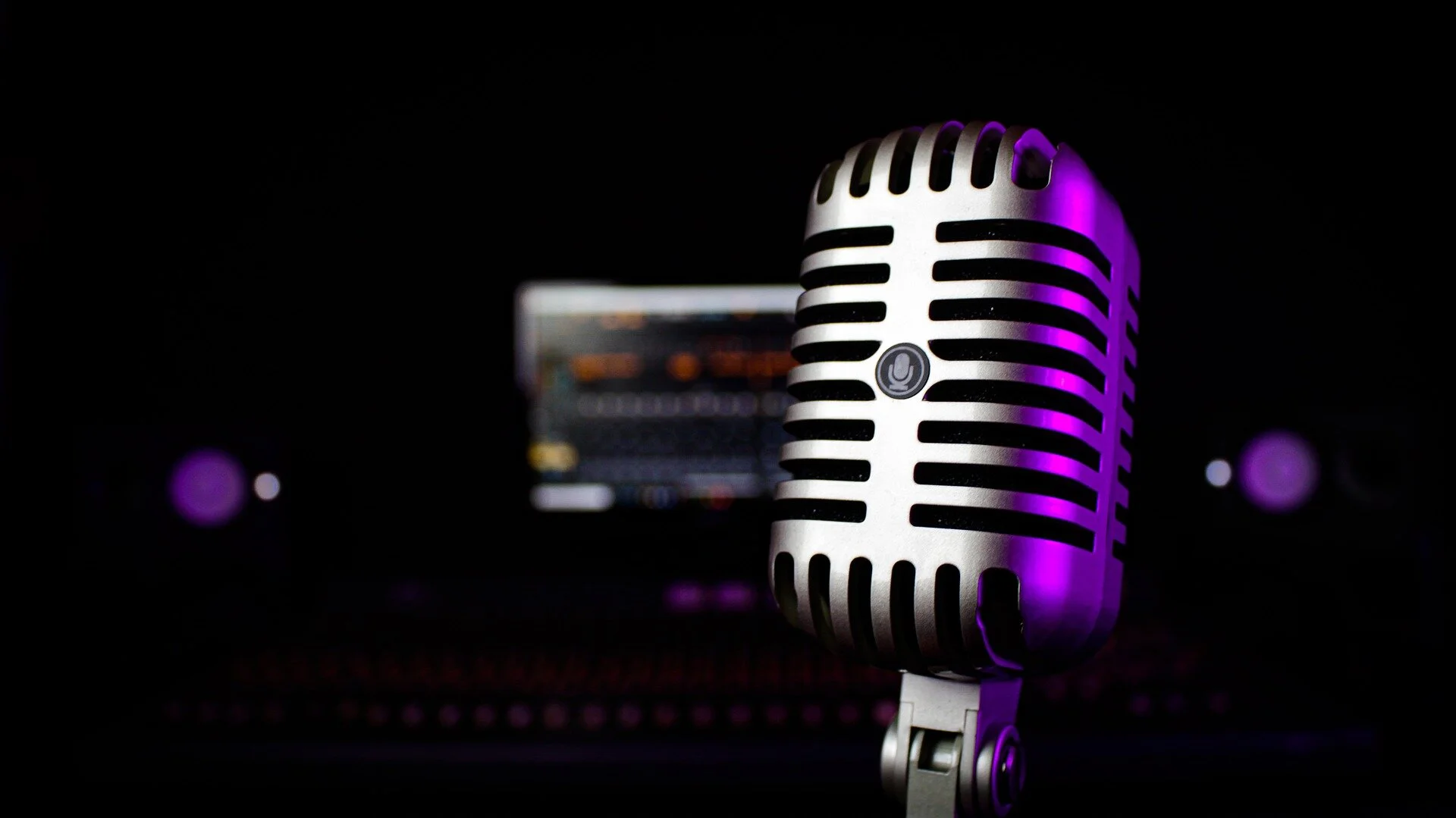 old-microphone-6279515_1920.jpg