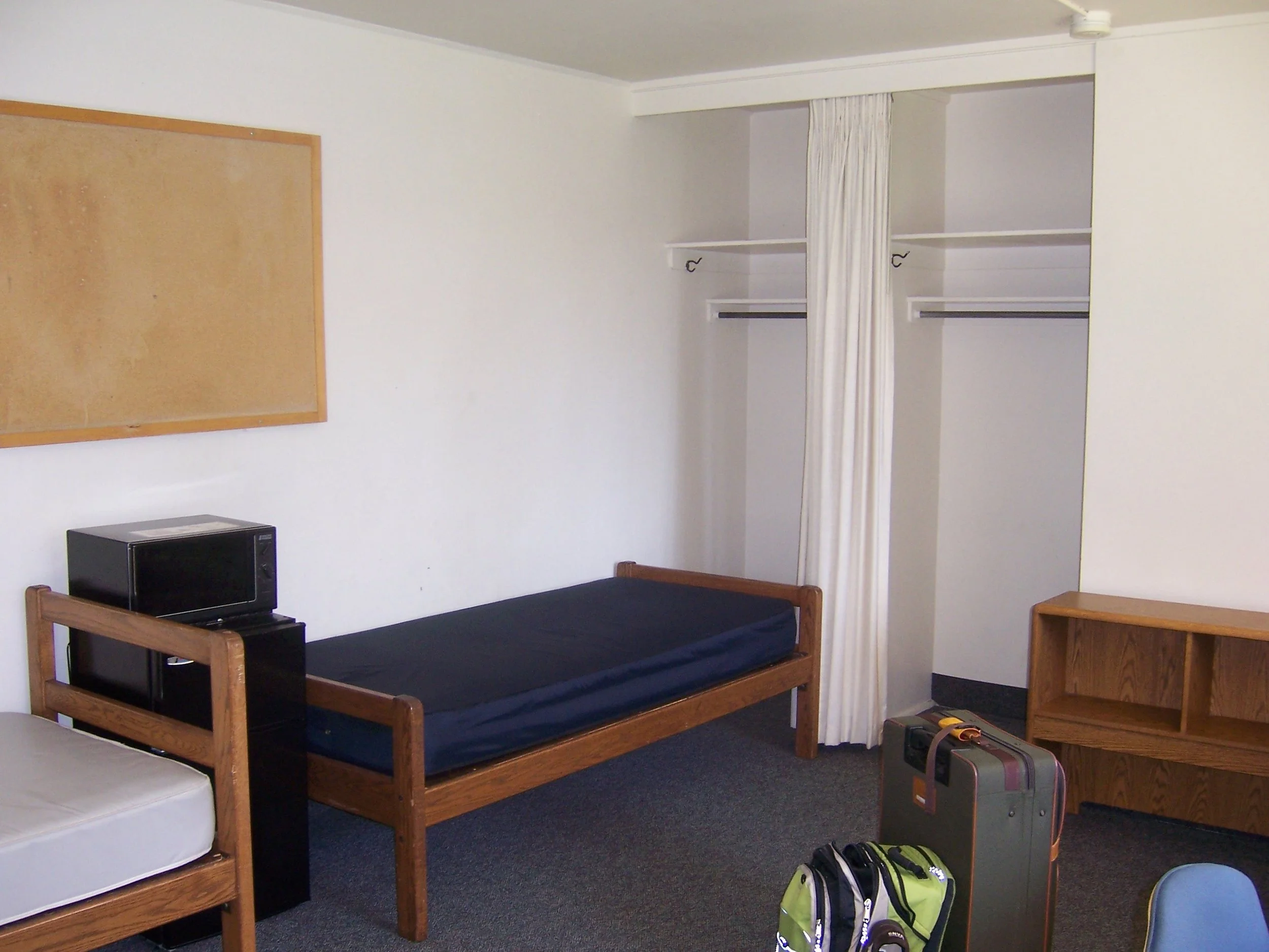 How to Organize Dorm Rooms (and other small spaces)