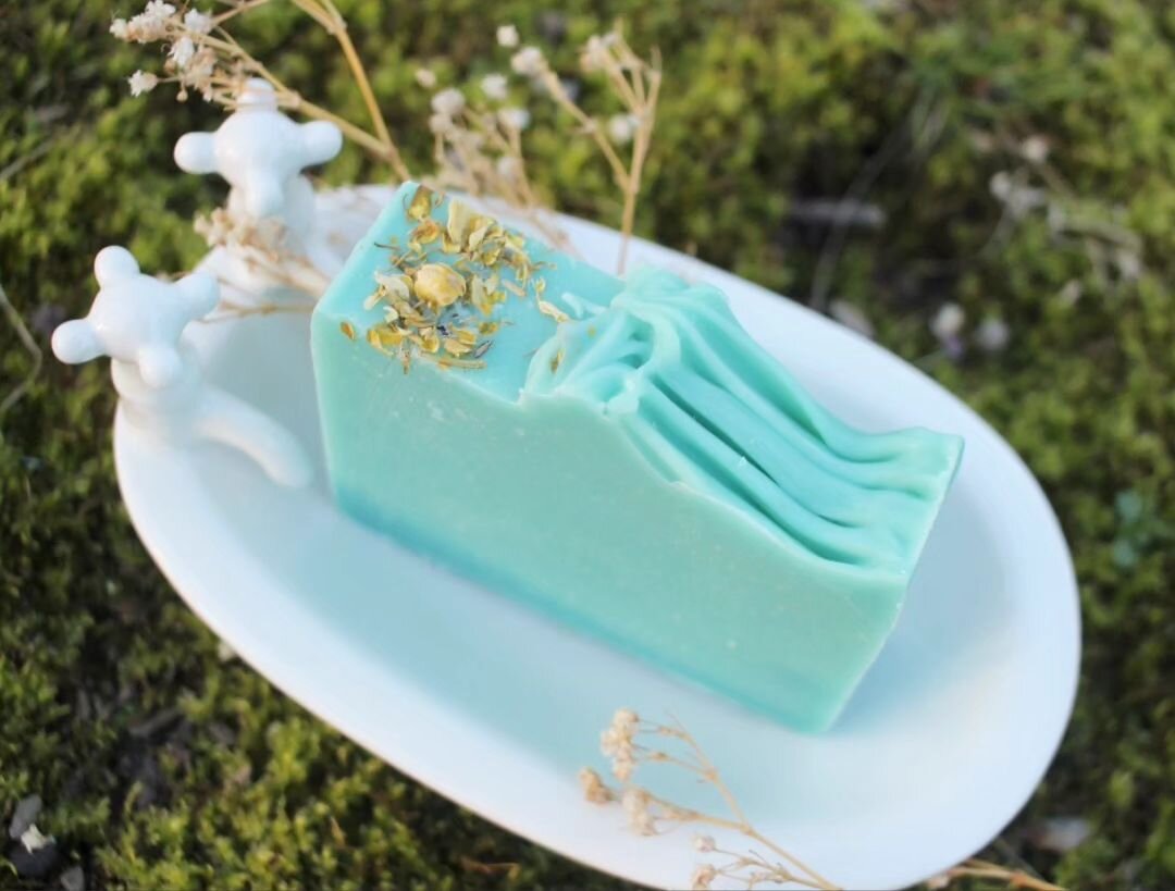 Embrace the freshness of spring with every wash. Our Baby's Breath Handcrafted Cold Process Soap is back! 🌸 Dive into the delicate and sophisticated blend of grapefruit, bergamot, tea leaf, jasmine, peach, lily, musk, amber, and balsam. Each bar is 