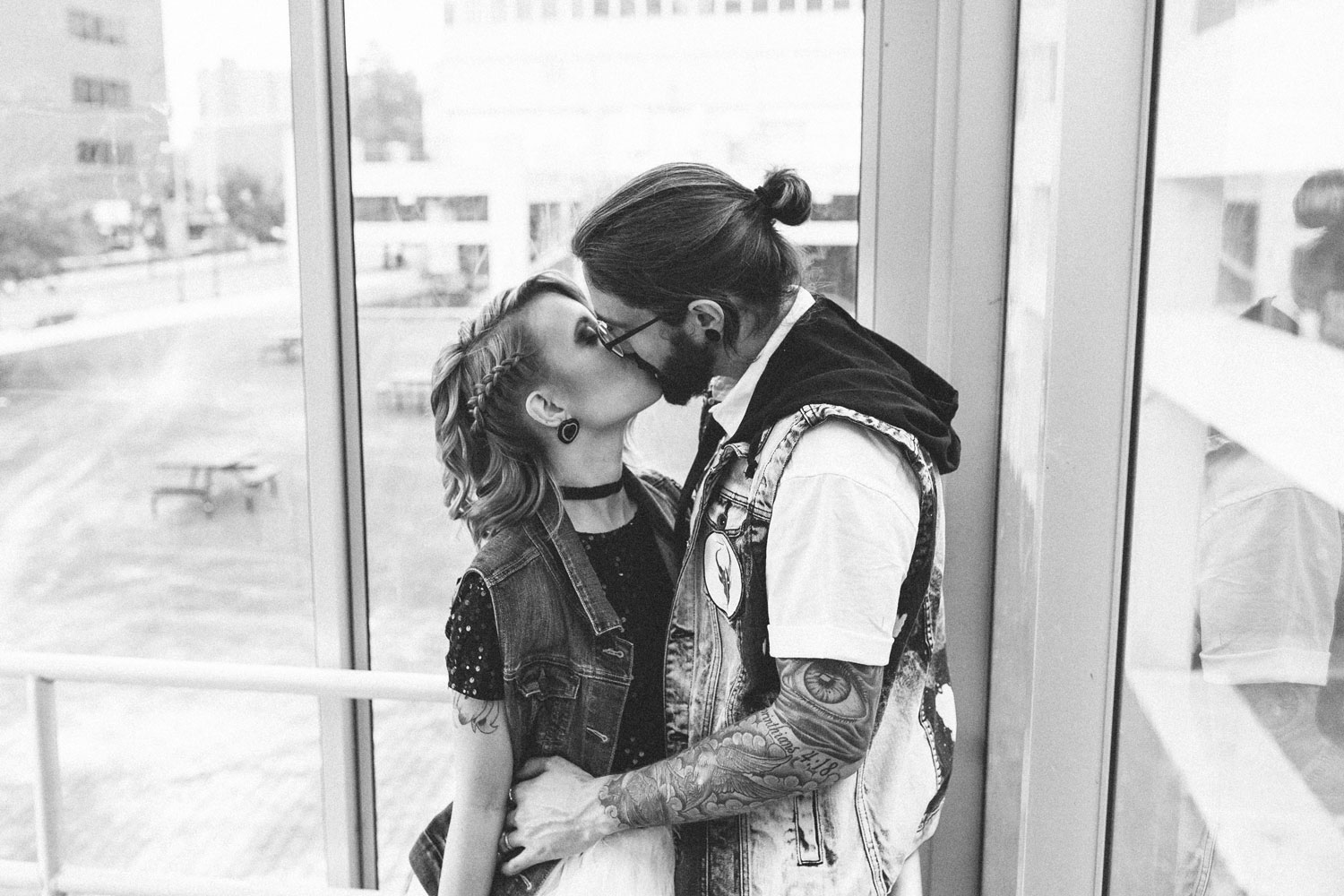 ashleyandjustinphotography_offbeatdowntownlancasterpawedding