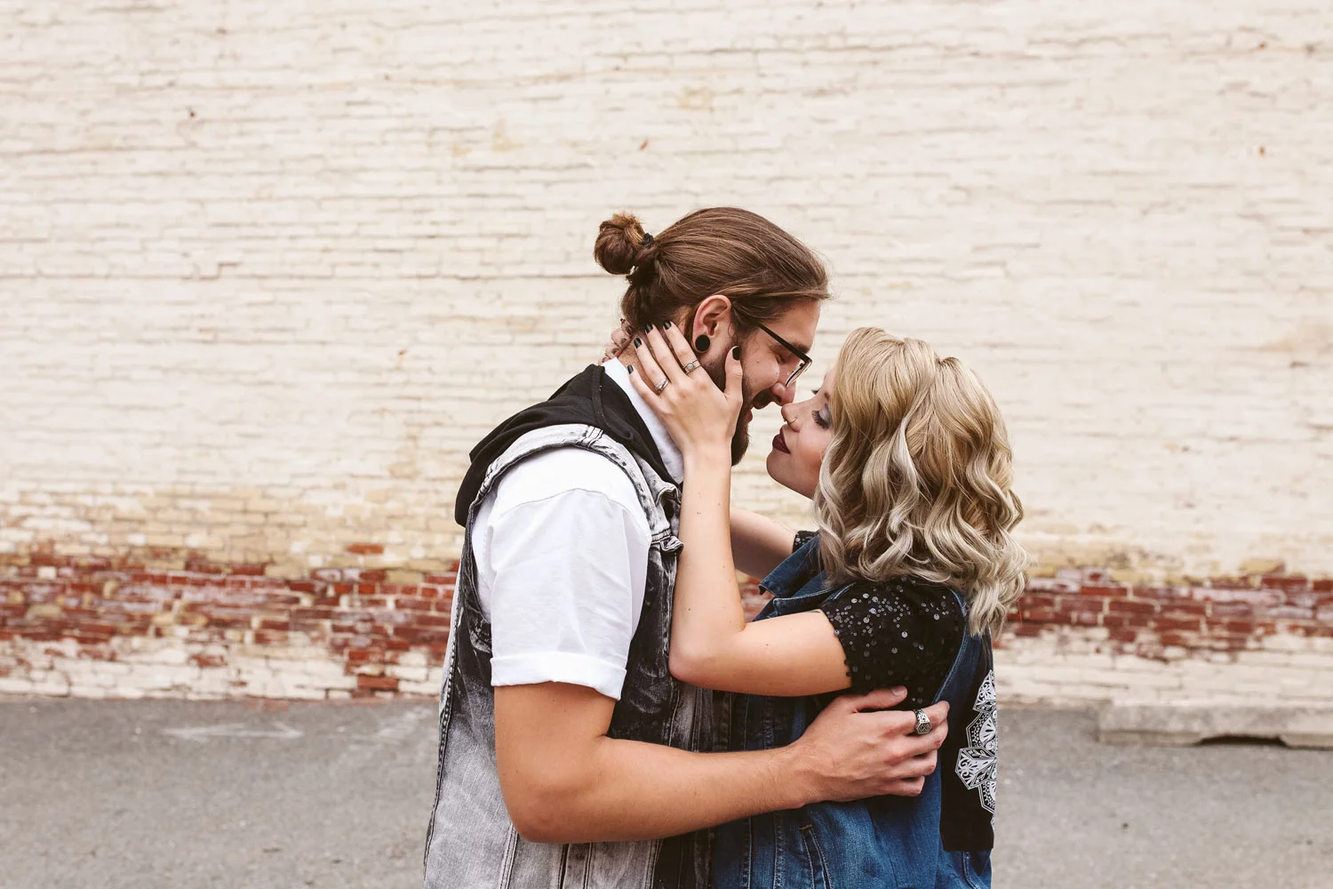 ashleyandjustinphotography_offbeatdowntownlancasterpawedding