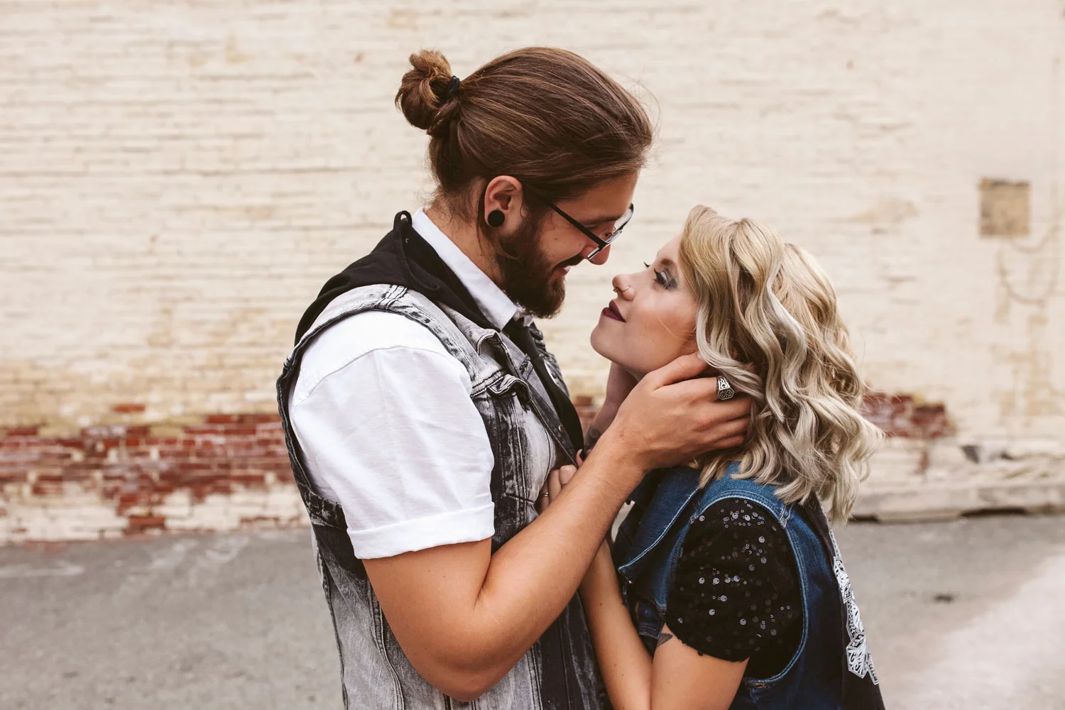 ashleyandjustinphotography_offbeatdowntownlancasterpawedding