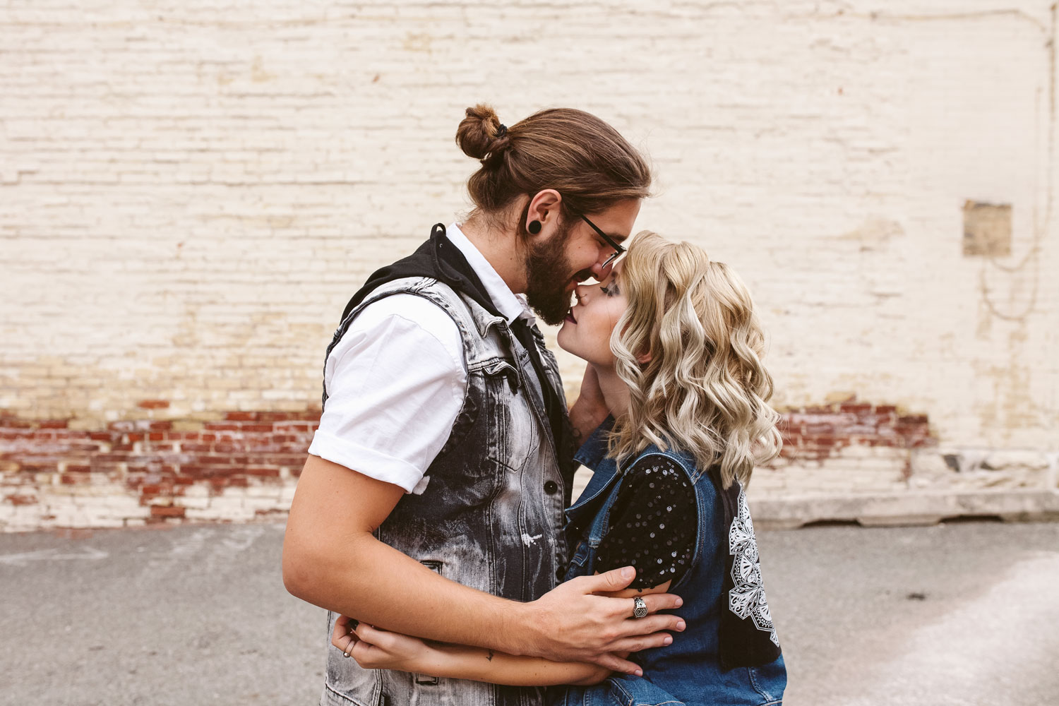ashleyandjustinphotography_offbeatdowntownlancasterpawedding