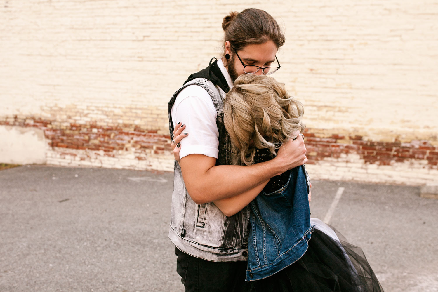 ashleyandjustinphotography_offbeatdowntownlancasterpawedding