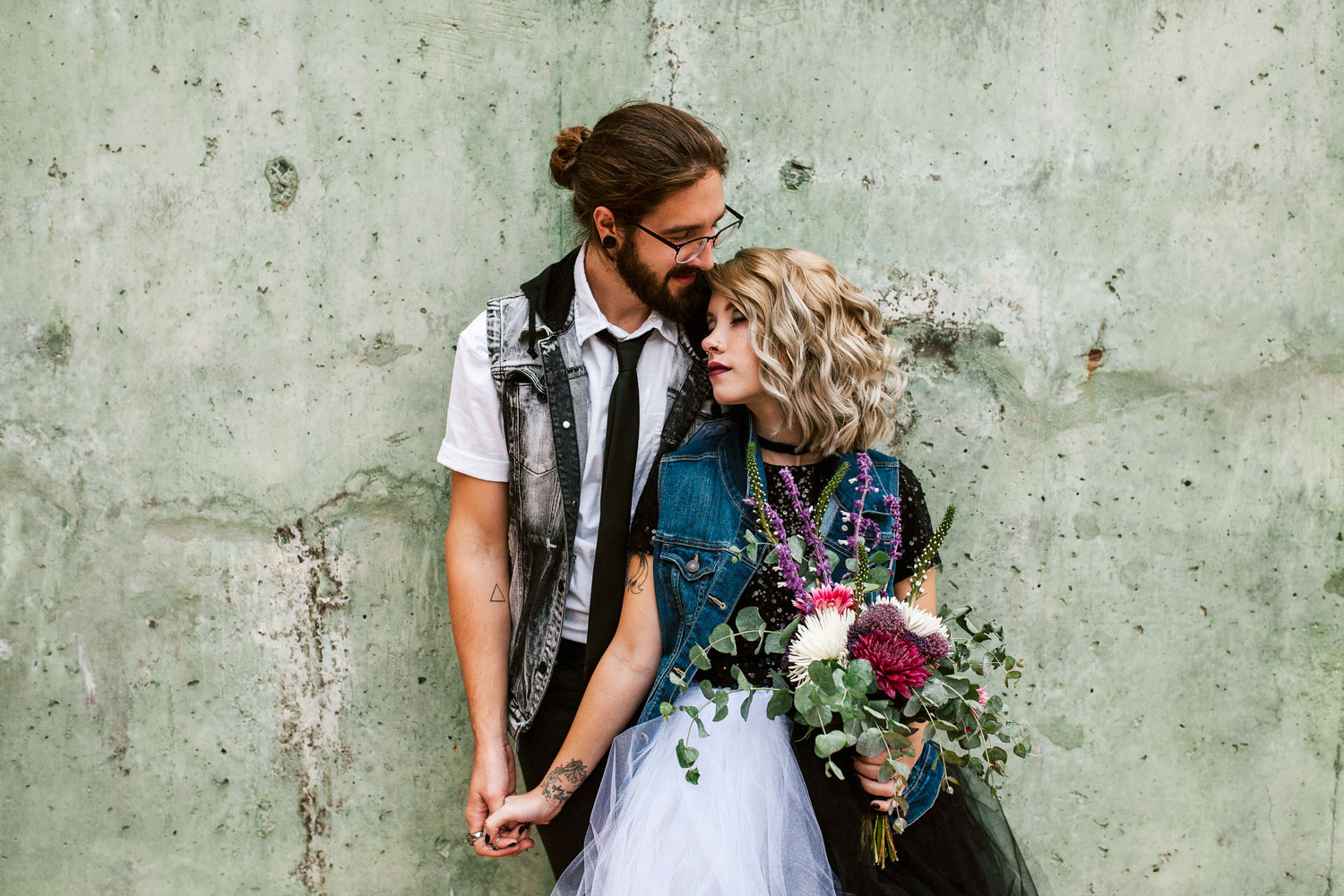 ashleyandjustinphotography_offbeatdowntownlancasterpawedding