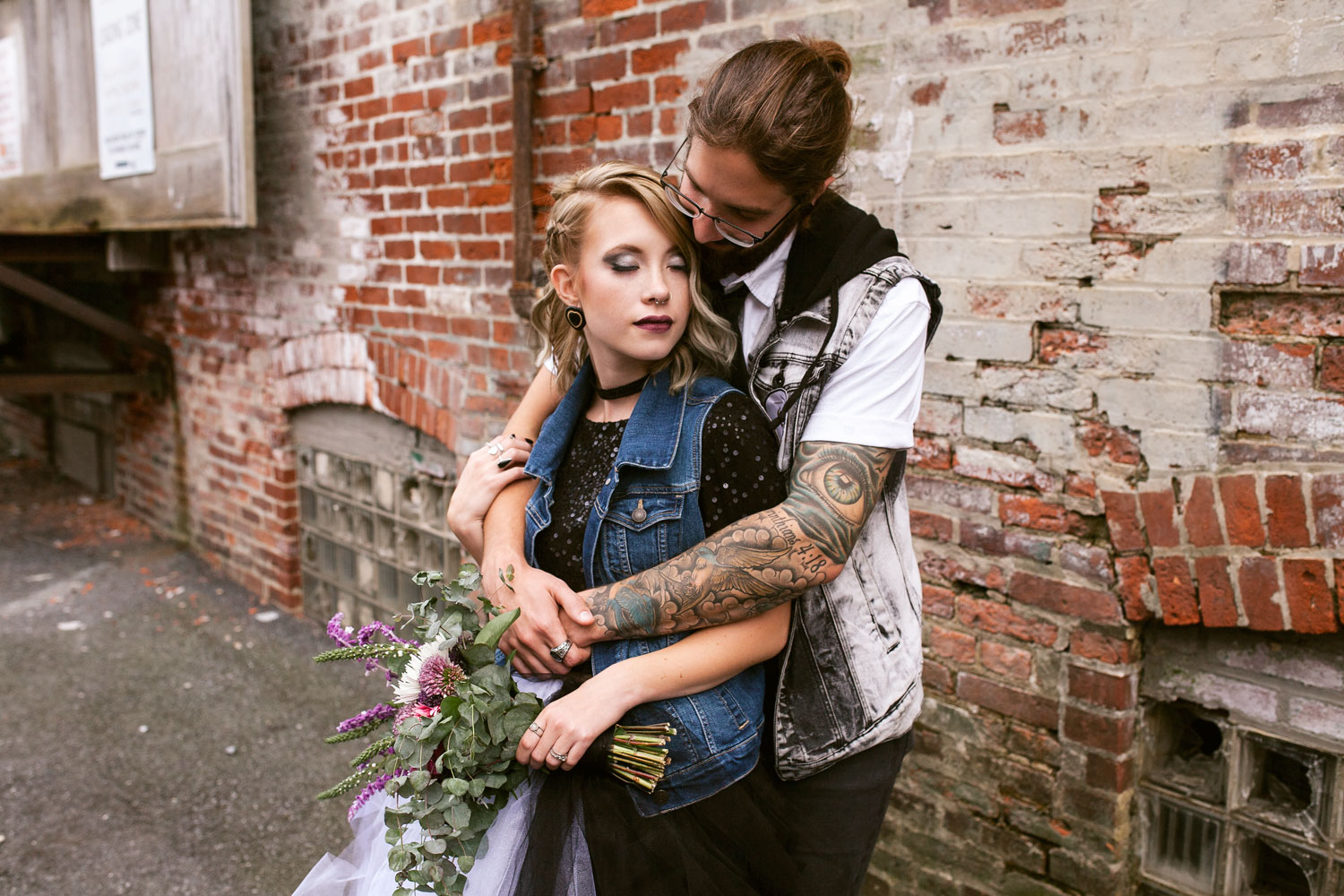 ashleyandjustinphotography_offbeatdowntownlancasterpawedding