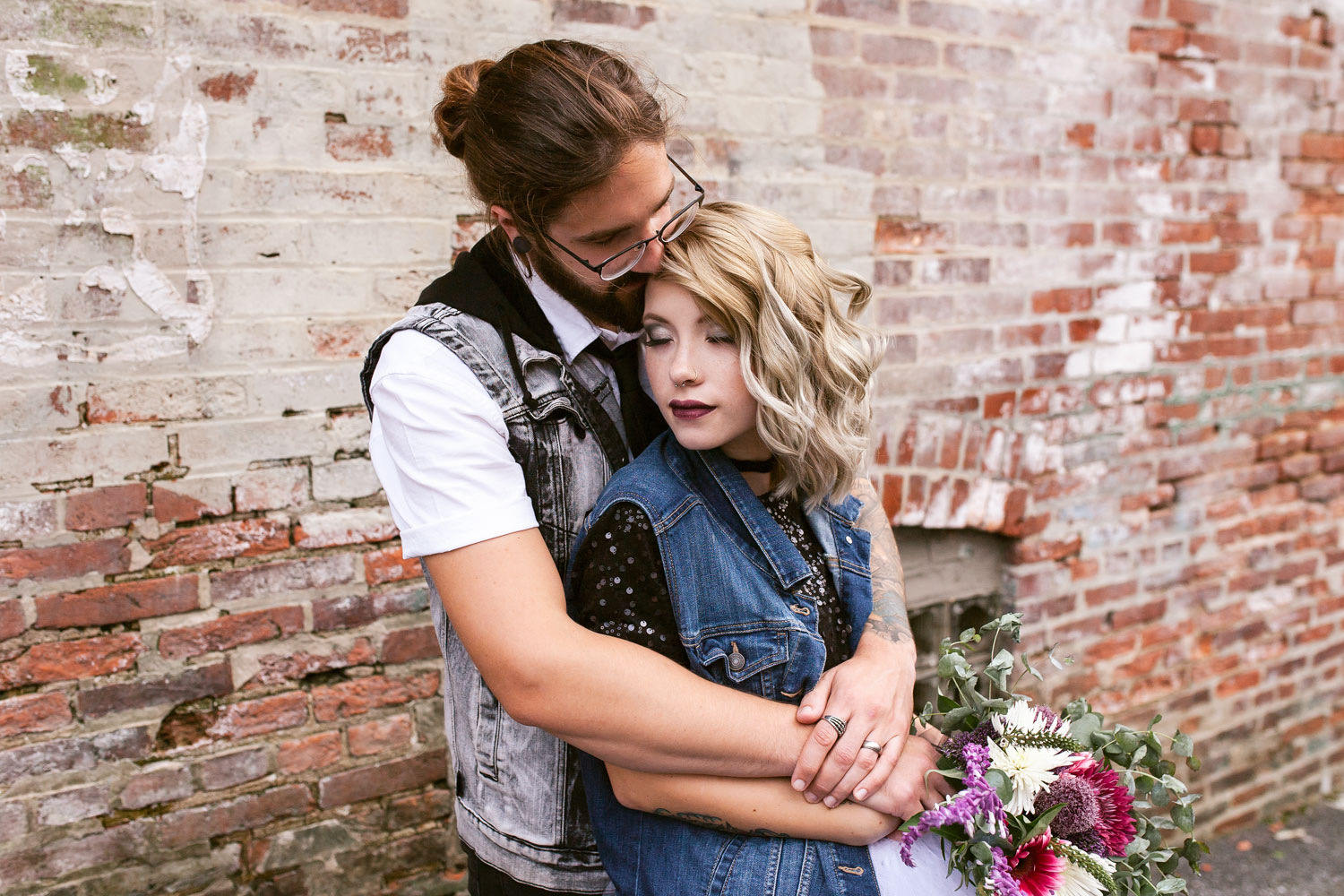 ashleyandjustinphotography_offbeatdowntownlancasterpawedding