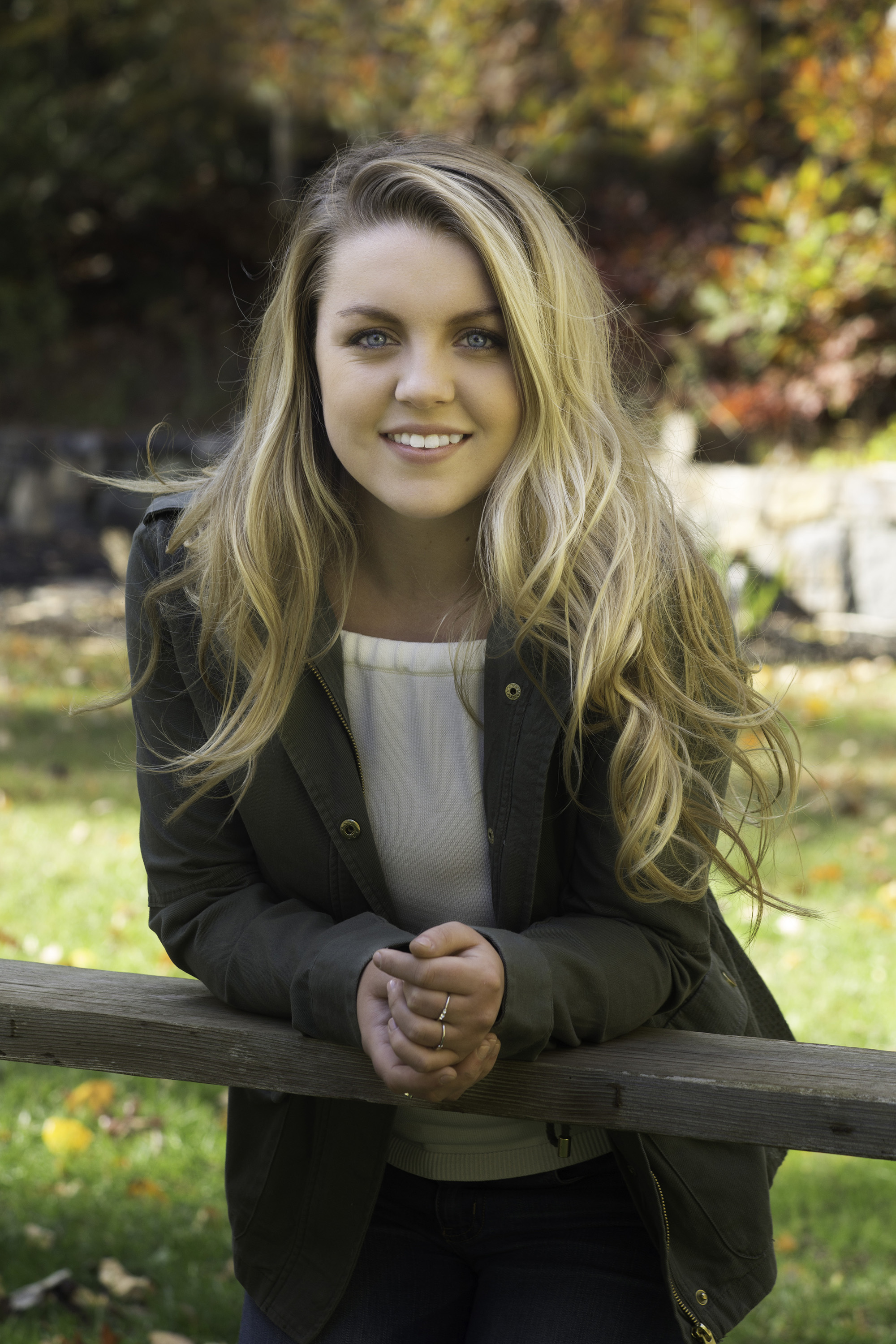 molly-senior-photography-environmental_sm.jpg