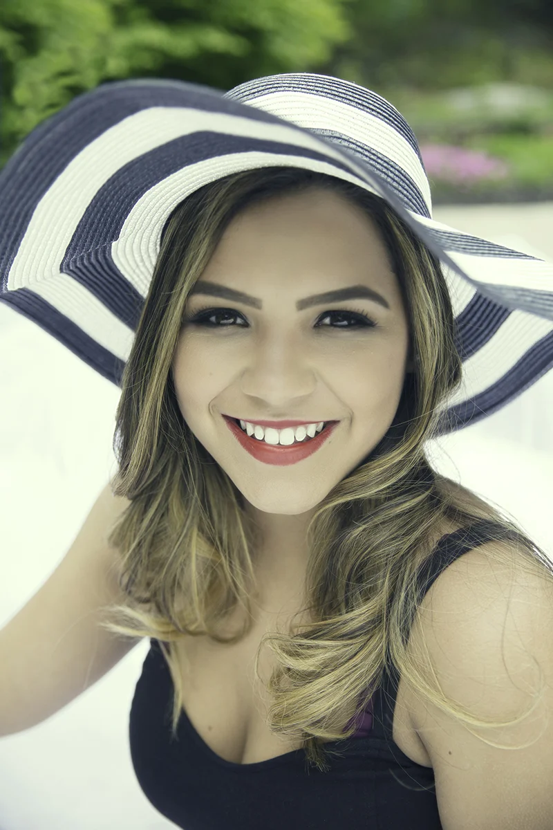 bella-senior-photos-outside_sm.jpg