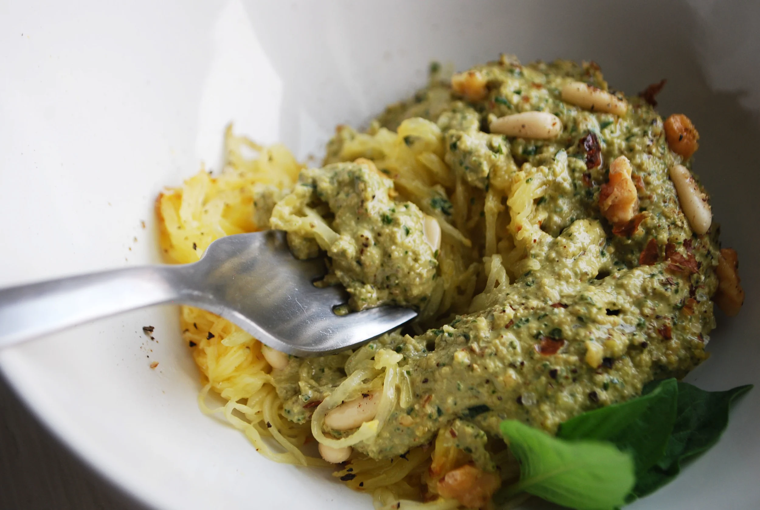   SPAGETTI SQUASH WITH WALNUT PESTO      AUTHOR: DESIGN&amp;DIGEST  RECIPE TYPE: ENTREE  SERVES: 2-4     PREP TIME: 10 MINS  COOK TIME: 40 MINS  TOTAL TIME: 50 MINS     INGREDIENTS:  - 1 SPAGHETTI SQUASH  &nbsp;FOR THE PESTO:  - 2 CUPS FRESH BASIL  -