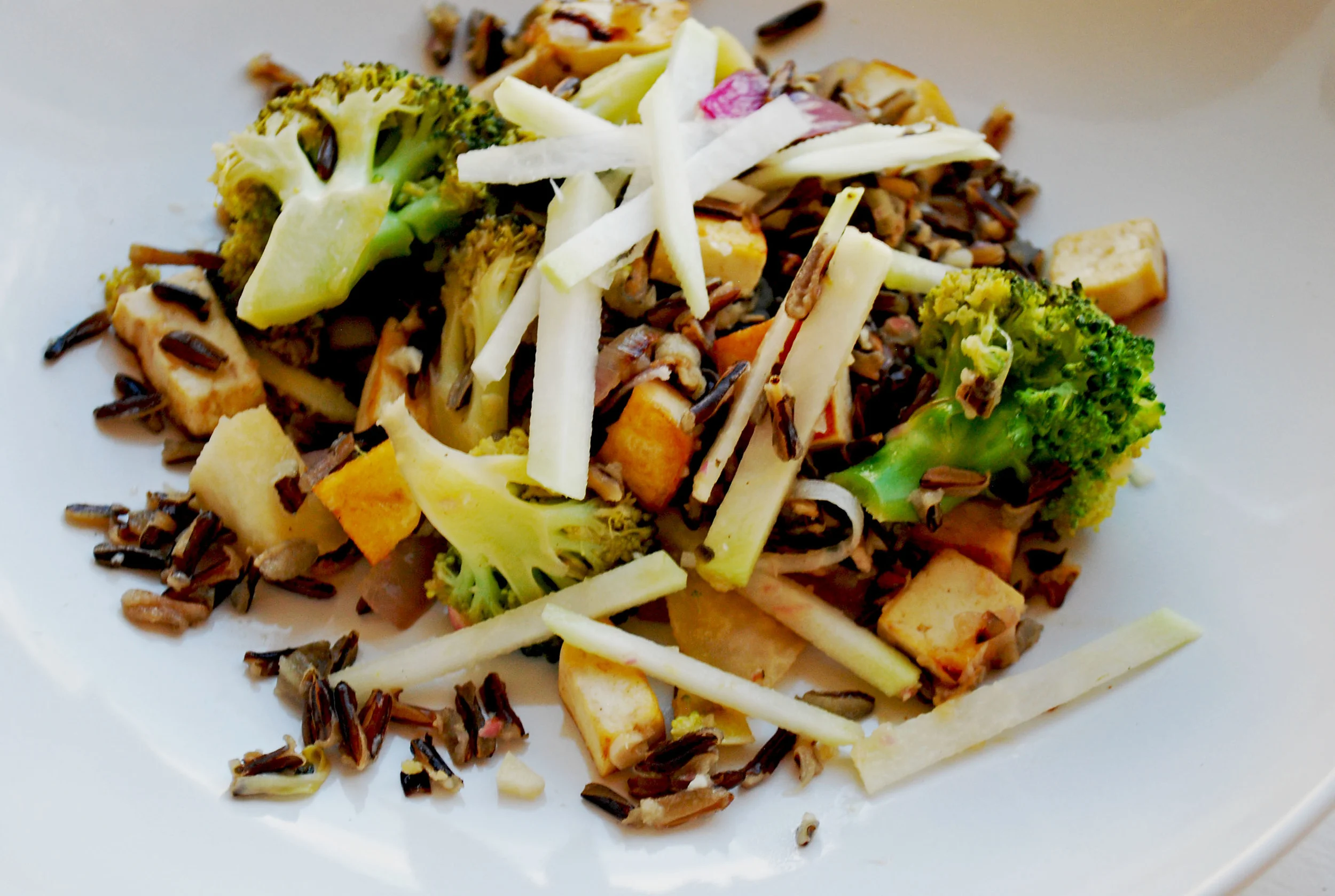   KOHLRABI RADISH AND BROCCOLI TOFU BOWL      AUTHOR: DESIGN&amp;DIGEST  RECIPE TYPE: ENTREE  SERVES: 4     PREP TIME: 10 MINS  COOK TIME: 40 MINS  TOTAL TIME: 50 MINS (TIME MAY VARY WITH RICE.&nbsp;SOME RICE TAKES 50-60 MINS, DEPENDING ON RICE COOKE