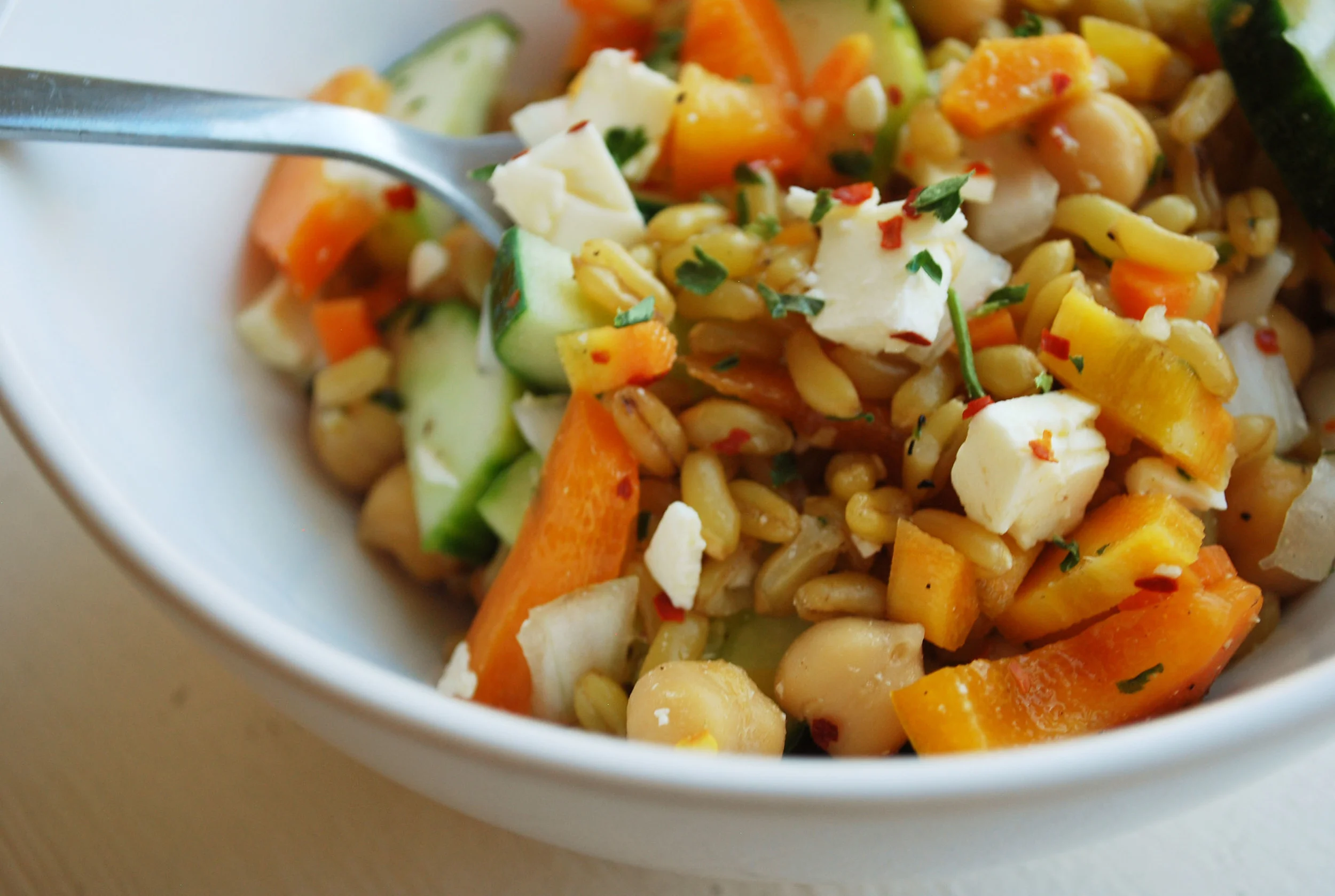   MEDITERRANEAN INSPIRED KAMUT SALAD      AUTHOR: DESIGN&amp;DIGEST  RECIPE TYPE: SIDE/ENTREE  SERVES: 4-6&nbsp;     PREP TIME: 20 MINS  COOK TIME: 0 MINS  TOTAL TIME: 20 MINS     INGREDIENTS:  - 3 CUPS KAMUT, COOKED  - 1 ORANGE BELL PEPPER, CHOPPED 