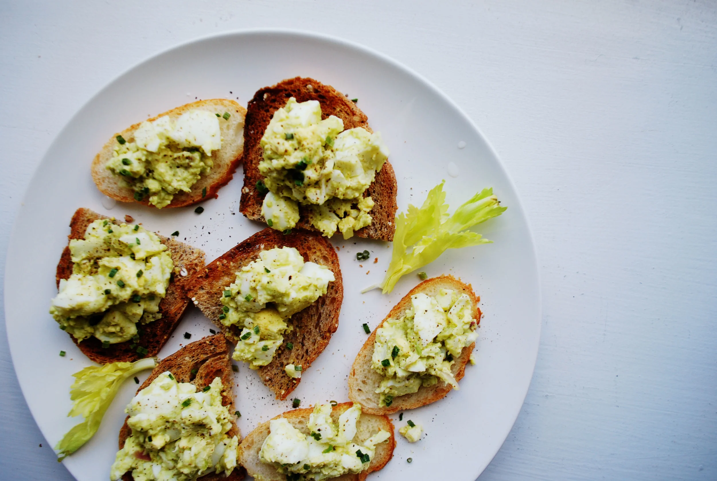   AVOCADO EGG SALAD CROSTINI      AUTHOR: DESIGN&amp;DIGEST  RECIPE TYPE: APPETIZER  SERVES: 4&nbsp;     PREP TIME: 10 MINS  COOK TIME: 12 MINS  TOTAL TIME: 22 MINS     INGREDIENTS:  - 5 EGGS, HARD BOILED  - 1/2 AVOCADO, DICED (OR USE A WHOLE AVOCADO