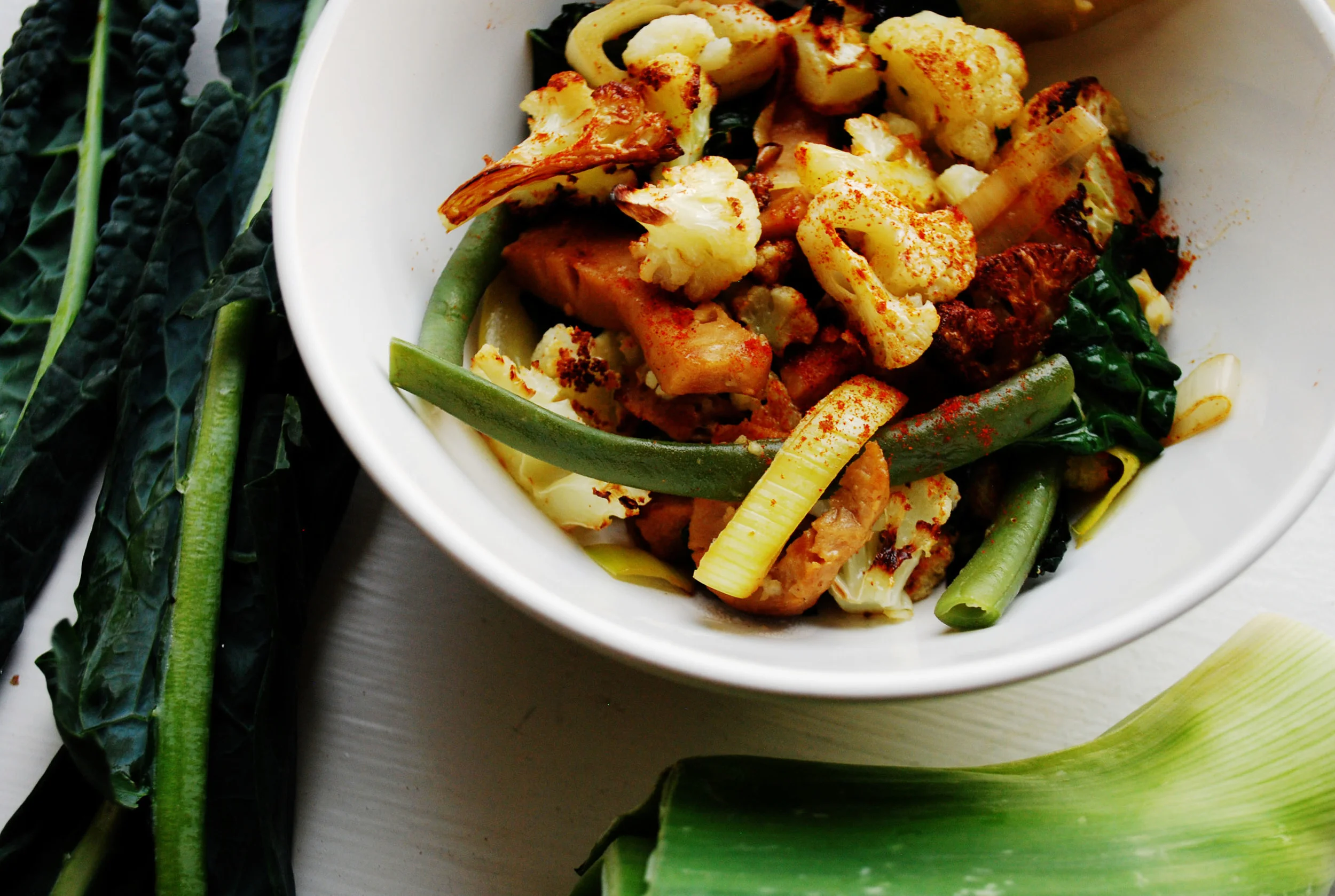   GARLICKY CAULIFLOWER KALE AND BEAN BOWL      AUTHOR : DESIGN&amp;DIGEST RECIPE TYPE : MAIN DISH, SERVES : 4  PREP TIME 10&nbsp;MINS COOK TIME 25&nbsp;MINS TOTAL TIME 35&nbsp;MINS  INGREDIENTS:  - 1 CAULIFLOWER HEAD, CUT INTO SMALL FLORETS&nbsp;  - 