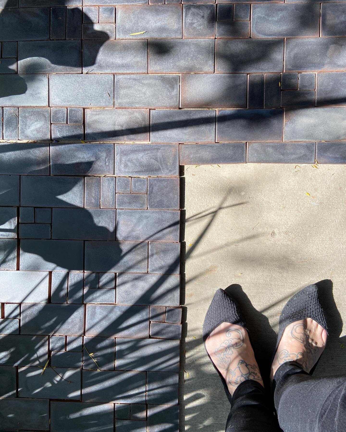 We love a good monochrome tile 🖤 
#blacktile #customtile #craftsmanhomes #fireplacetiles #fireplacedesign #craftsmantile