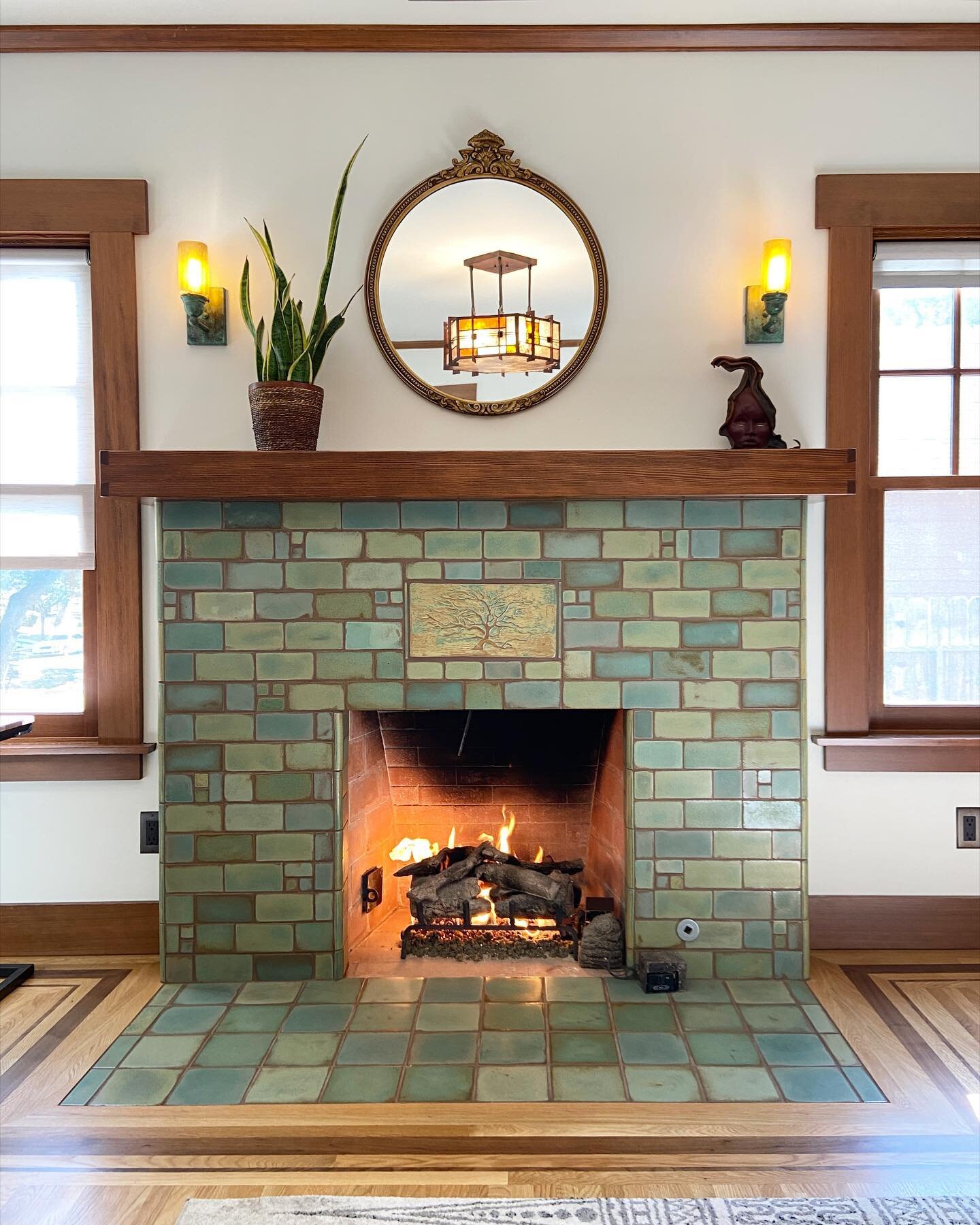 It&rsquo;s finally getting to be fireplace weather here in Los Angeles (60 degrees)! Here&rsquo;s a recent installation in Pasadena&rsquo;s #bungalowheaven 
Installation by #allshapesconstruction 
#craftsmanhome #craftsmanrenovation #craftsmanfirepla