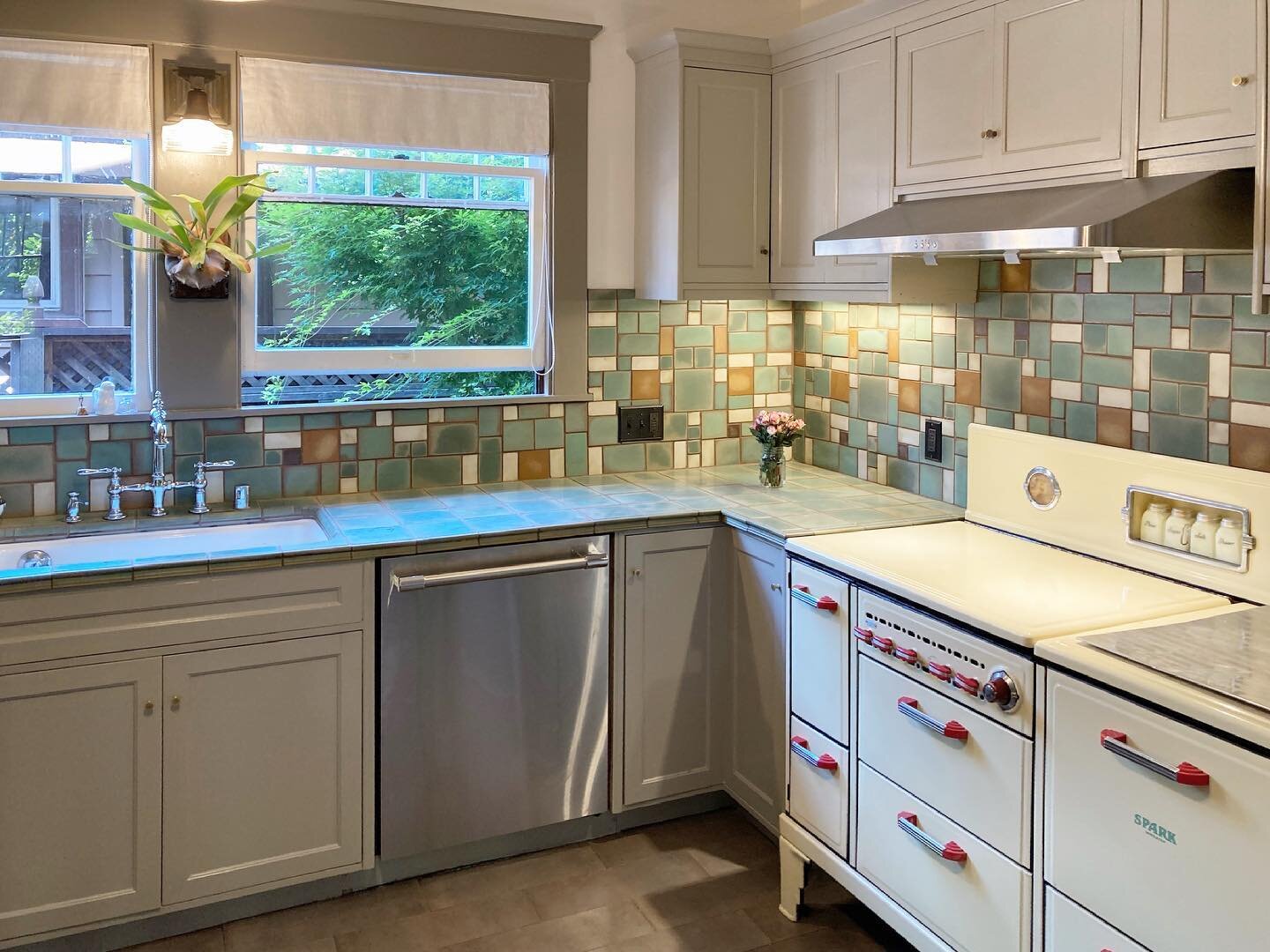 Celadon, teak, and latte for this bungalow kitchen remodel ❤️
#craftsmankitchen #bungalowkitchen #backsplashtile #bunglowdesign