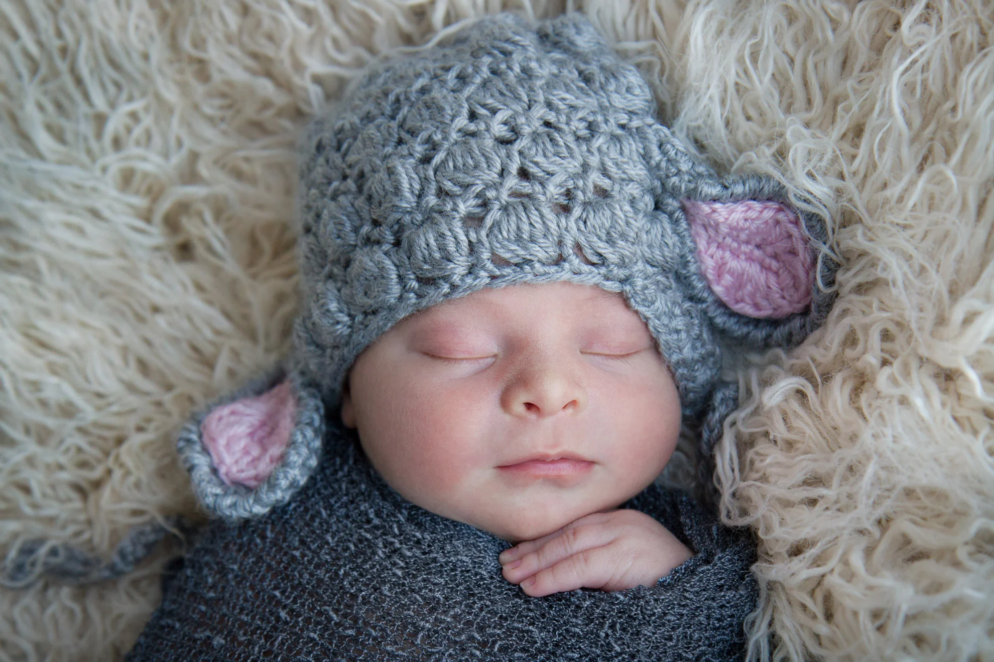 Hamilton-photographer-baby-with-lamb-hat.jpg