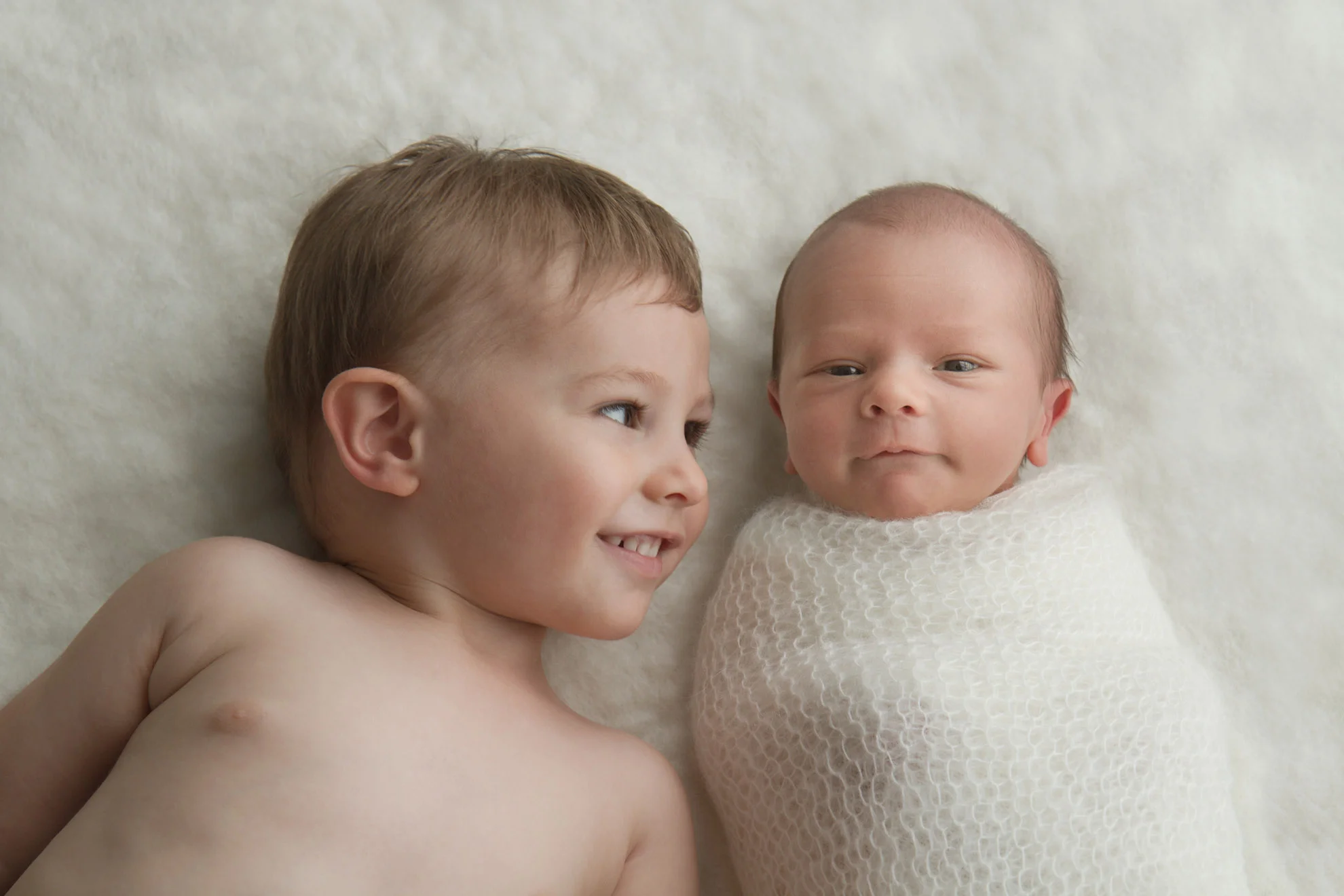 Hamilton-photographer-siblings-baby-with-big-brother.jpg