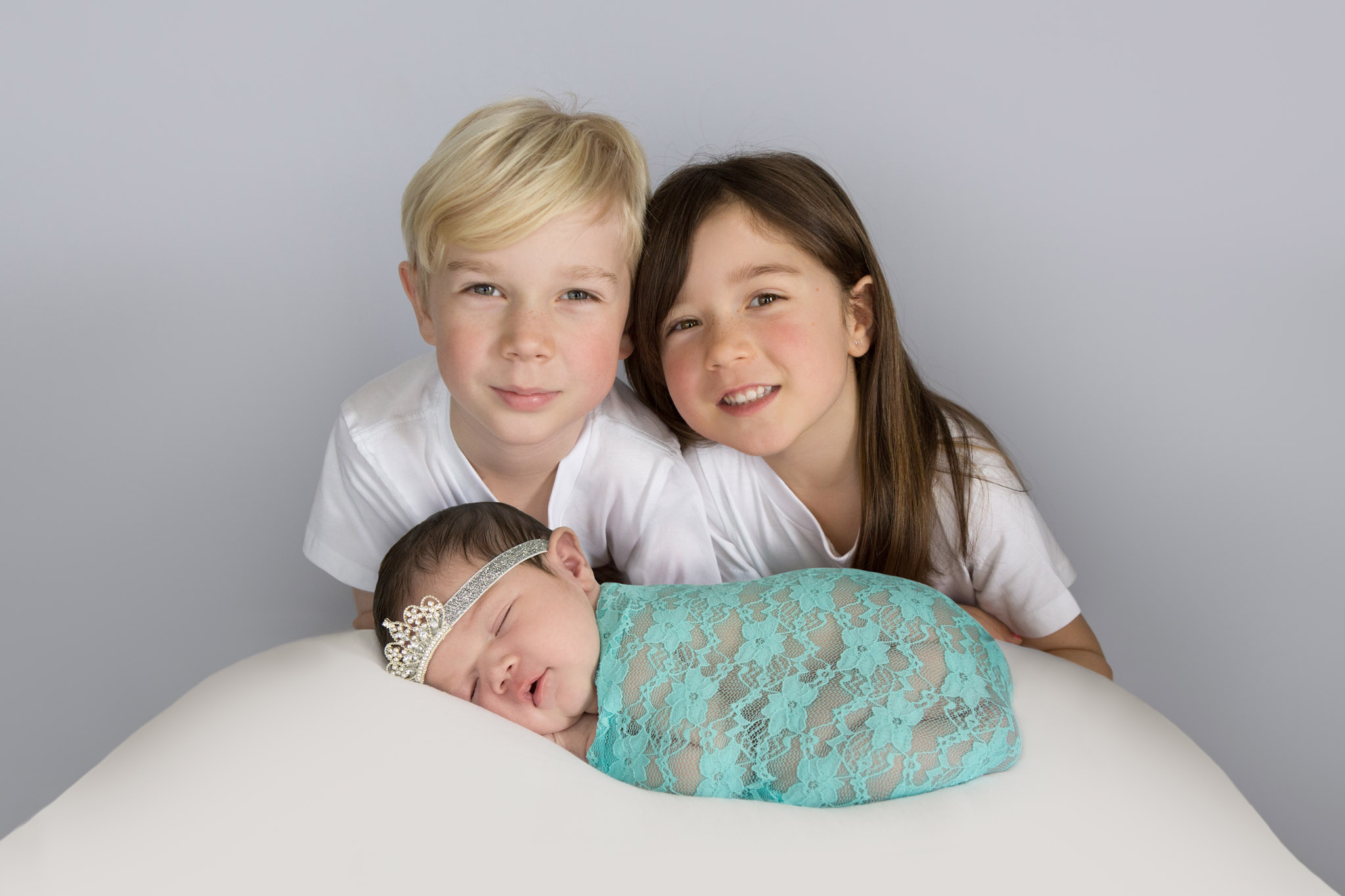 Hamilton-baby-photographer-baby-with-siblings.jpg