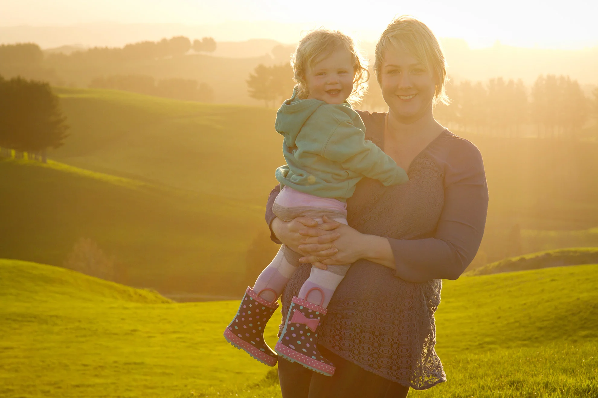 Waikato-family-photographer-cuddles-with-mum.jpg
