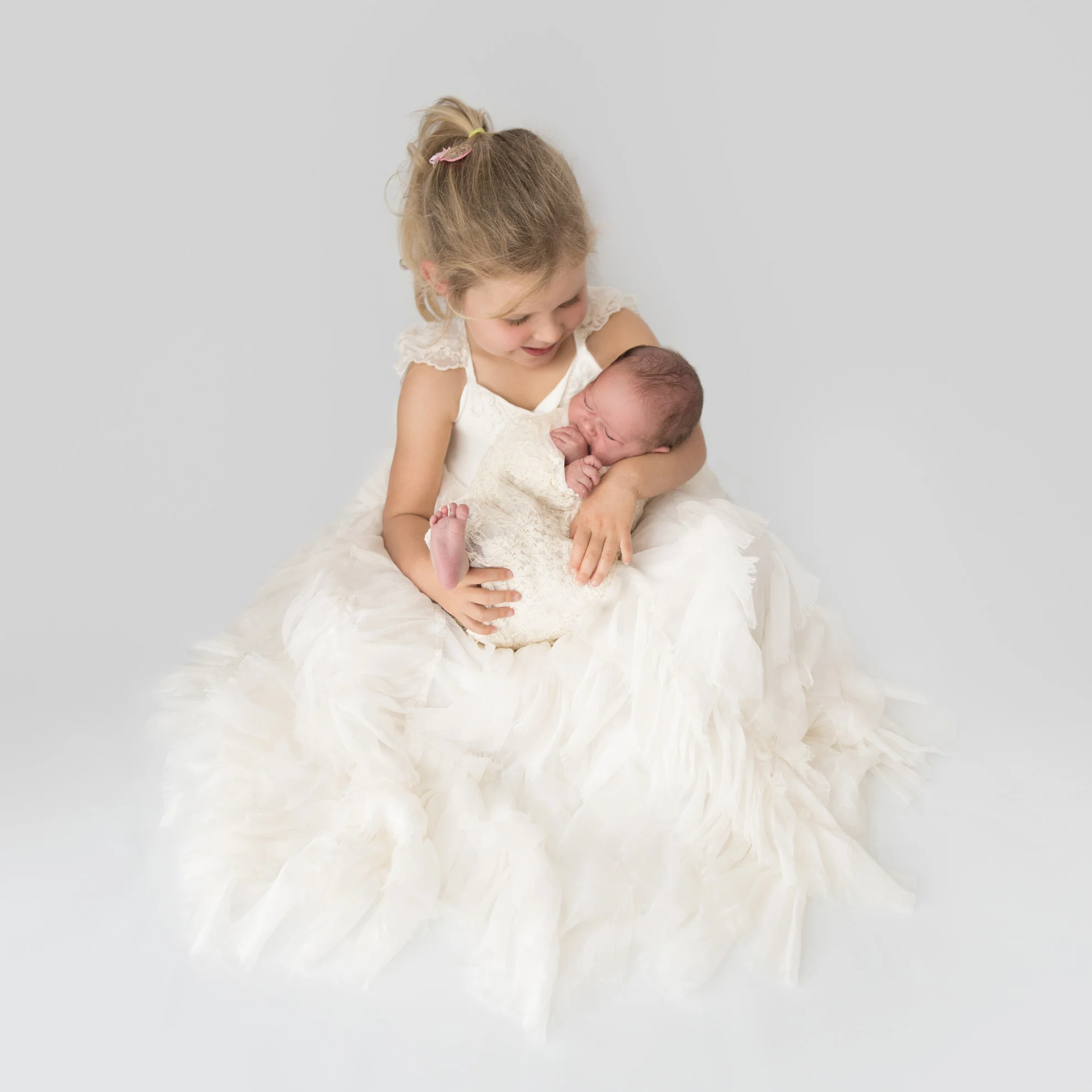 Hamilton-newborn-photographer-sisters-photo.jpg