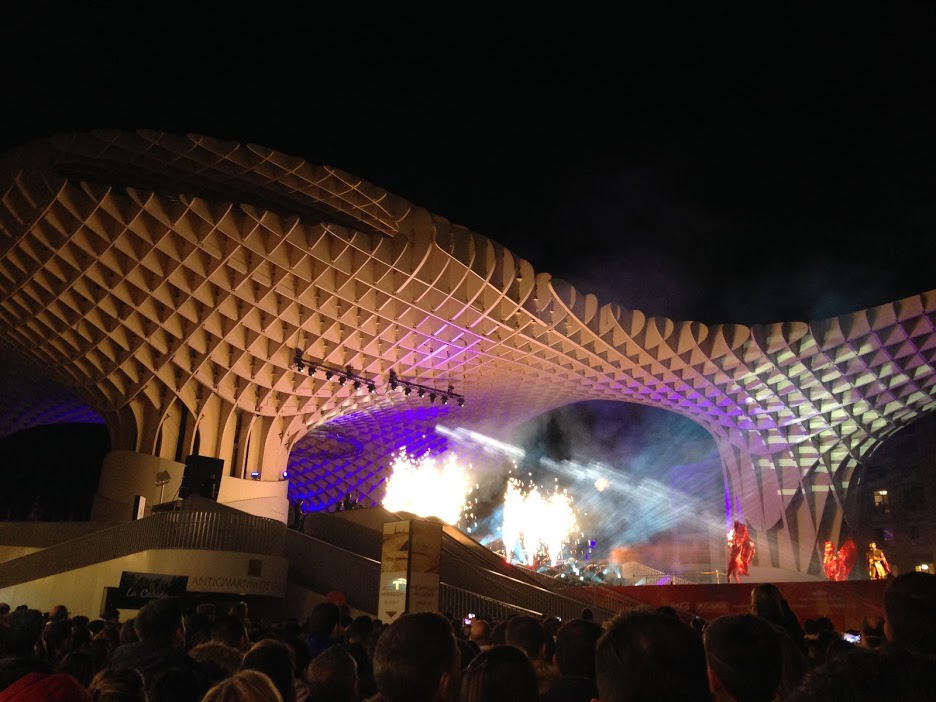 A traditional "mapping" show with lights, fireworks, music, dancers, and singers. These shows happen around Christmas and New Years all over Sevilla!