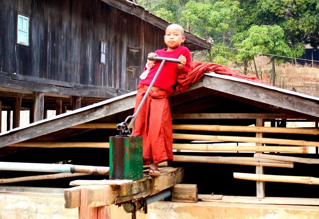 (Little Monk on the water Pomp | dany13 )