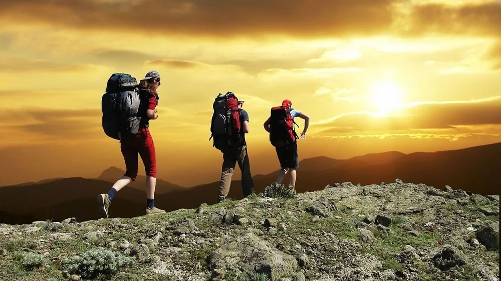 ( Hiking at sunset | skeeze)
