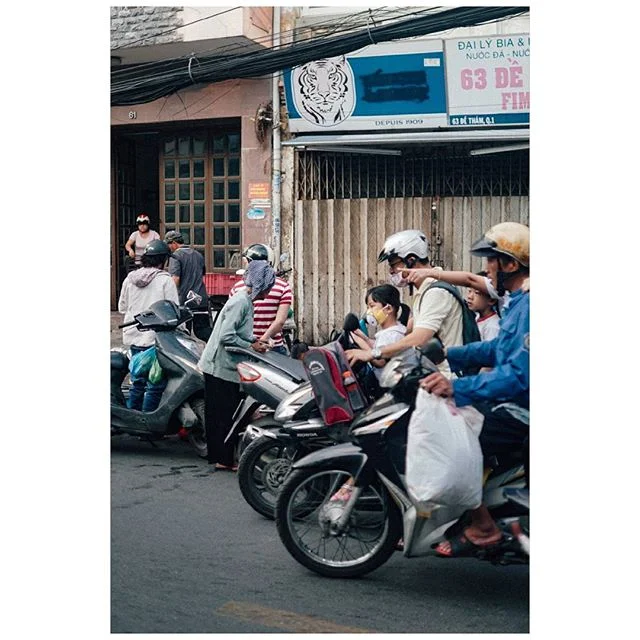 *New Series*
🇻🇳Ho Chi Minh City🇻🇳
🛵👨&zwj;👩&zwj;👧&zwj;👦
4/9
.
.
.
.
#hochimi
#saigon 
#vietnam
#sonya6000
#zeiss 
#32mm
