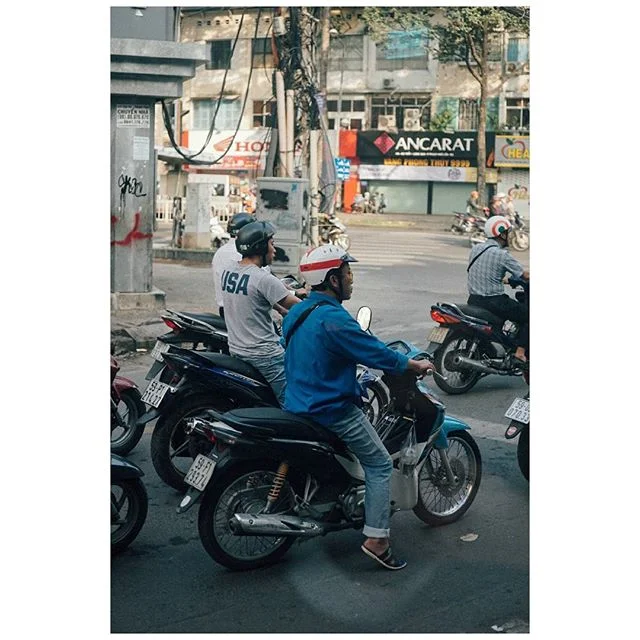*New Series*
🇻🇳Ho Chi Minh City🇻🇳
🇺🇸✌🏽🇻🇳
Someone I met explained to me the philosophy of the seemingly *chaotic* traffic in HCMC. He compared it to fish moving in a body of water, and he said he thought it had something to do with the ideals