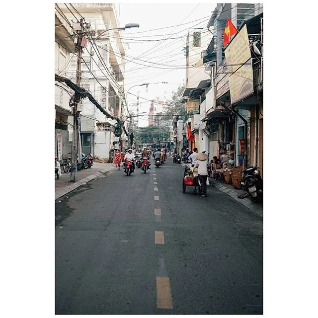 *New Series*
🇻🇳Ho Chi Minh City🇻🇳
🌁🛵📷🚶🏽&zwj;♂️
*Đề Th&aacute;m mid-day*
I walked this street basically everyday while in HCMC; This is where you get the pho for the llowwwww. 🔑🔑🔑
7/9
.
.
.
.
#hochiminhcity
#saigon
#vietnam
#sonya6000
#zei