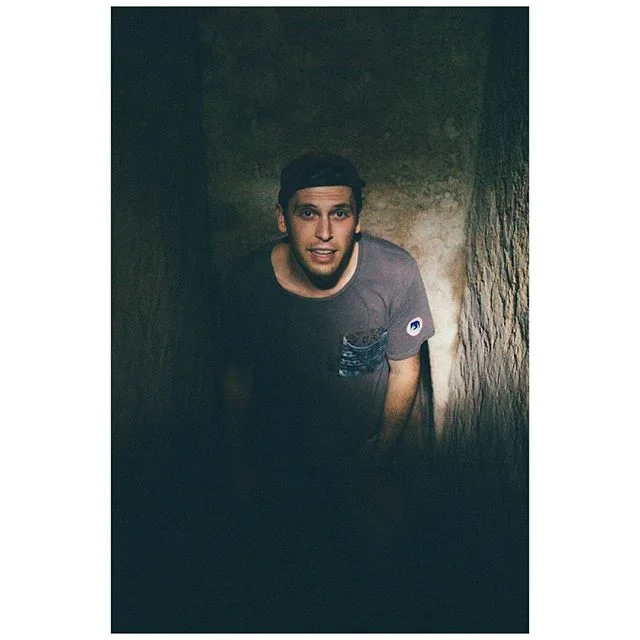 *Bonus Nam* 🇻🇳 vs 🇺🇸
These tunnels were used by the Viet Cong to move around underground during the war. Basically it's like crouch-walking through an airless, light-less, 115 degree tunnel. Here's @trazkoproduction giving it a go.
.
.
.
.
.
#hoc