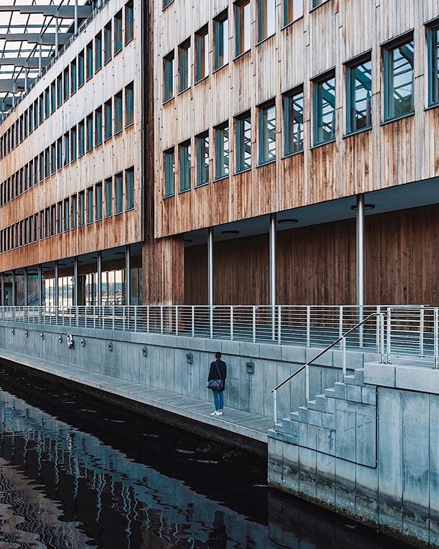 🎧: Maria Tambien - Khruangbin // Oslo lines / Lignes d&rsquo;Oslo
.
.
.
.
.
#cettesemainesurinstagram #ccunderfollowed #visitoslo #trappingtones #instagood10k #iloveoslo #urbanromantix #oslobilder #fubiz #diggeroslo #Oslo #buildingames #Archi_Featur