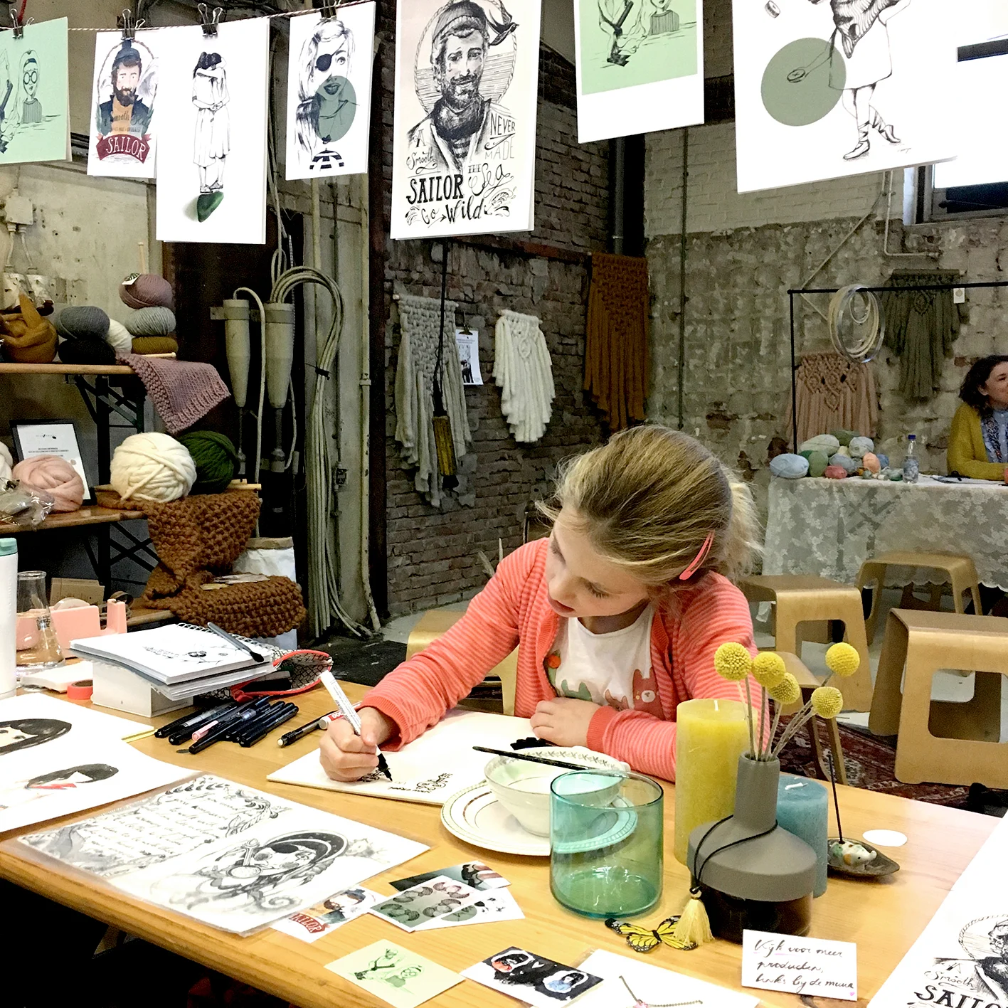 ©darja brouwers Zoveel mooie en inspirerende mensen leren kennen. Maar dit mooie mensje springt er voor mij toch wel uit. Eindelijk zag ze alles bij elkaar komen, waar ik de hele tijd met zoveel aandacht aan had gewerkt. Mijn lieve stoere meisje. En een flashback naar vroeger, als ik haar zo zie zitten, toen ik ook 8 jaar was en al veel, heel veel tekende... 
