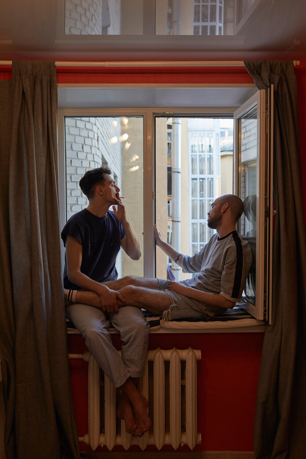  Russia, Saint Petersburg, 25/05/2018. Victor (left) and Maxim (right) are smoking in their flat in Saint Petersburg. Maxim (25) from Agryz lives in Saint Petersburg for 5,5 years already. He is an actor, an english teacher, a vogue dancer and a mode