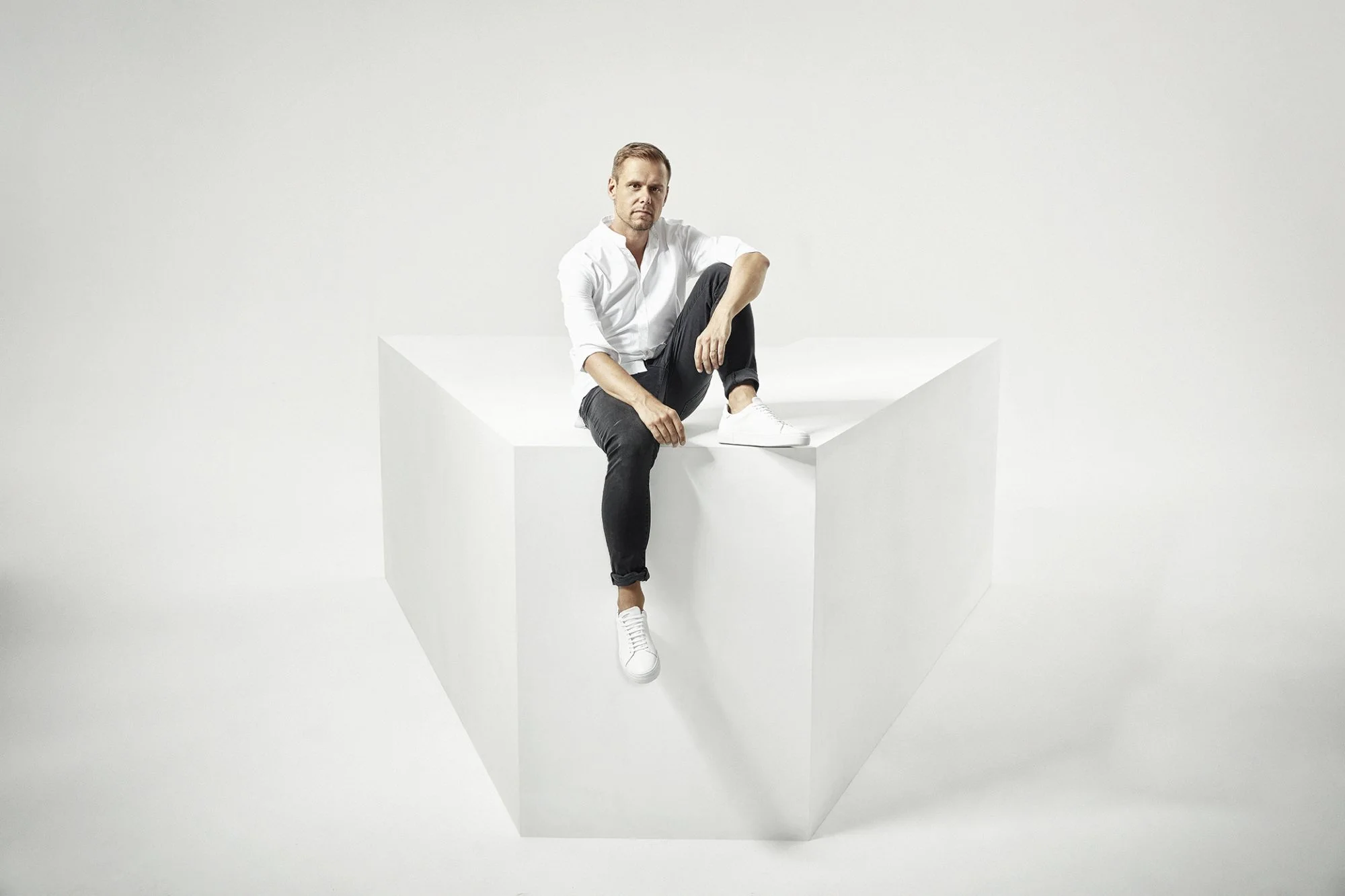 Armin-van-Buuren-2018-Press-BY-RUUD-BAAN-3.jpg