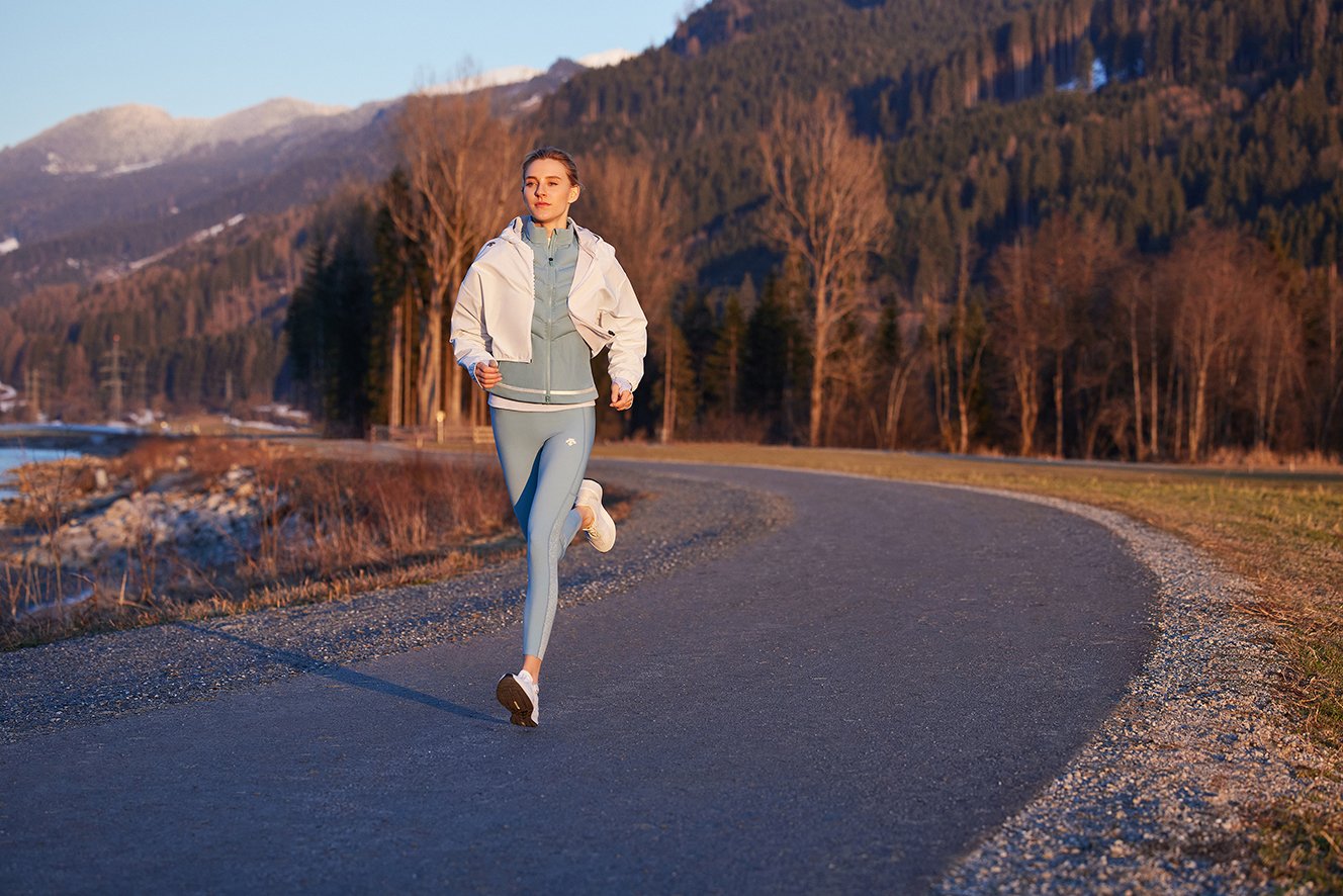 RB_FW_模特_W's RUNNING_D2332RJK02-LB_横（10M）.jpg