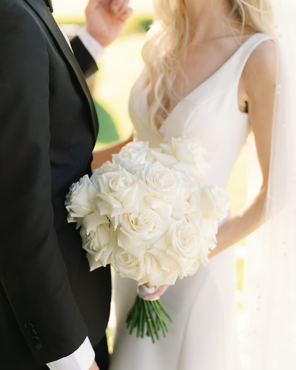 The most perfect white roses for Christina ✨ ✨Photo by @aliceandrephoto ✨