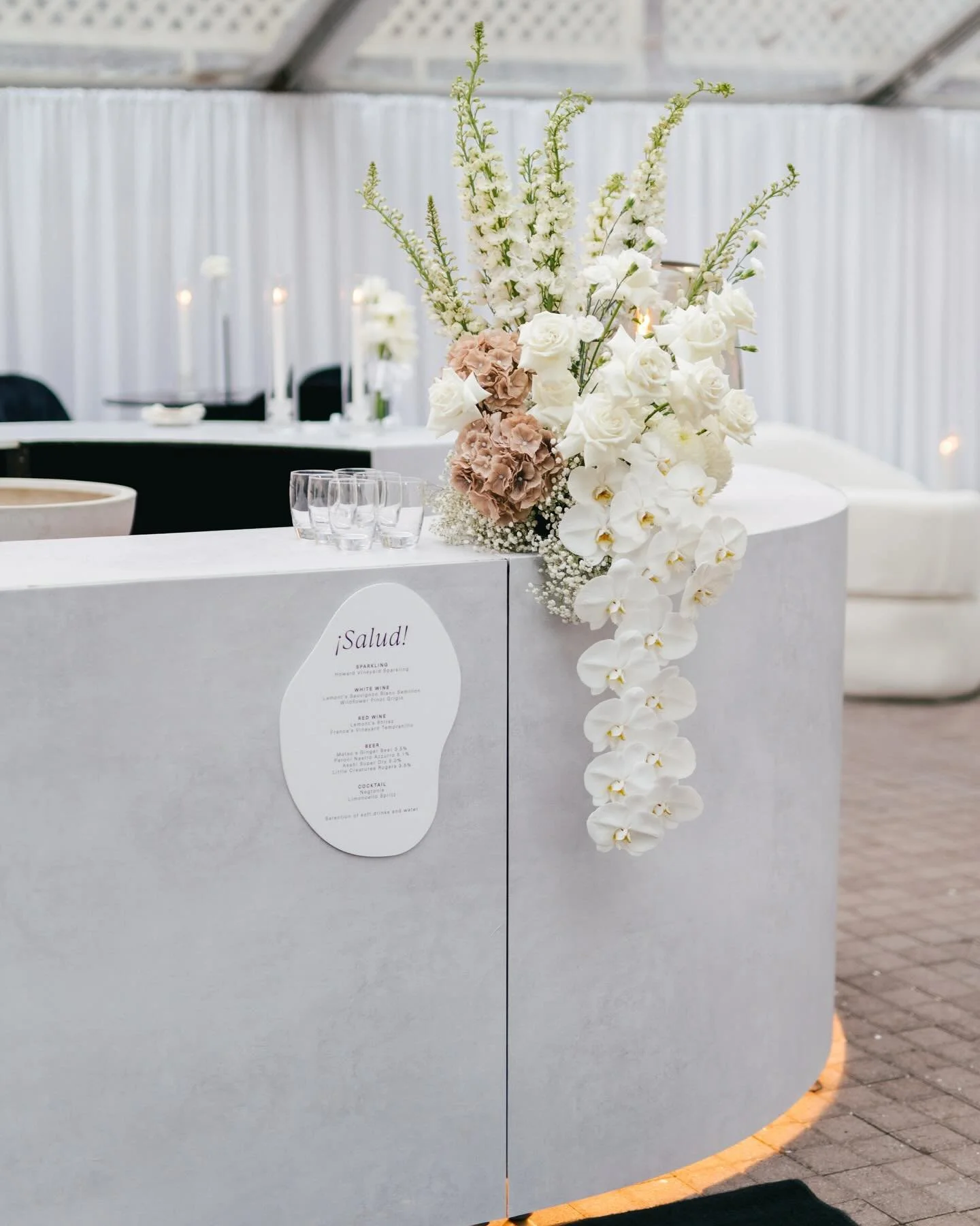 R + B~ Cocktail weddings done right 🥂 @confettiandcoevents 🖤🖤🖤 Photos by @kennethlimweddings 🖤