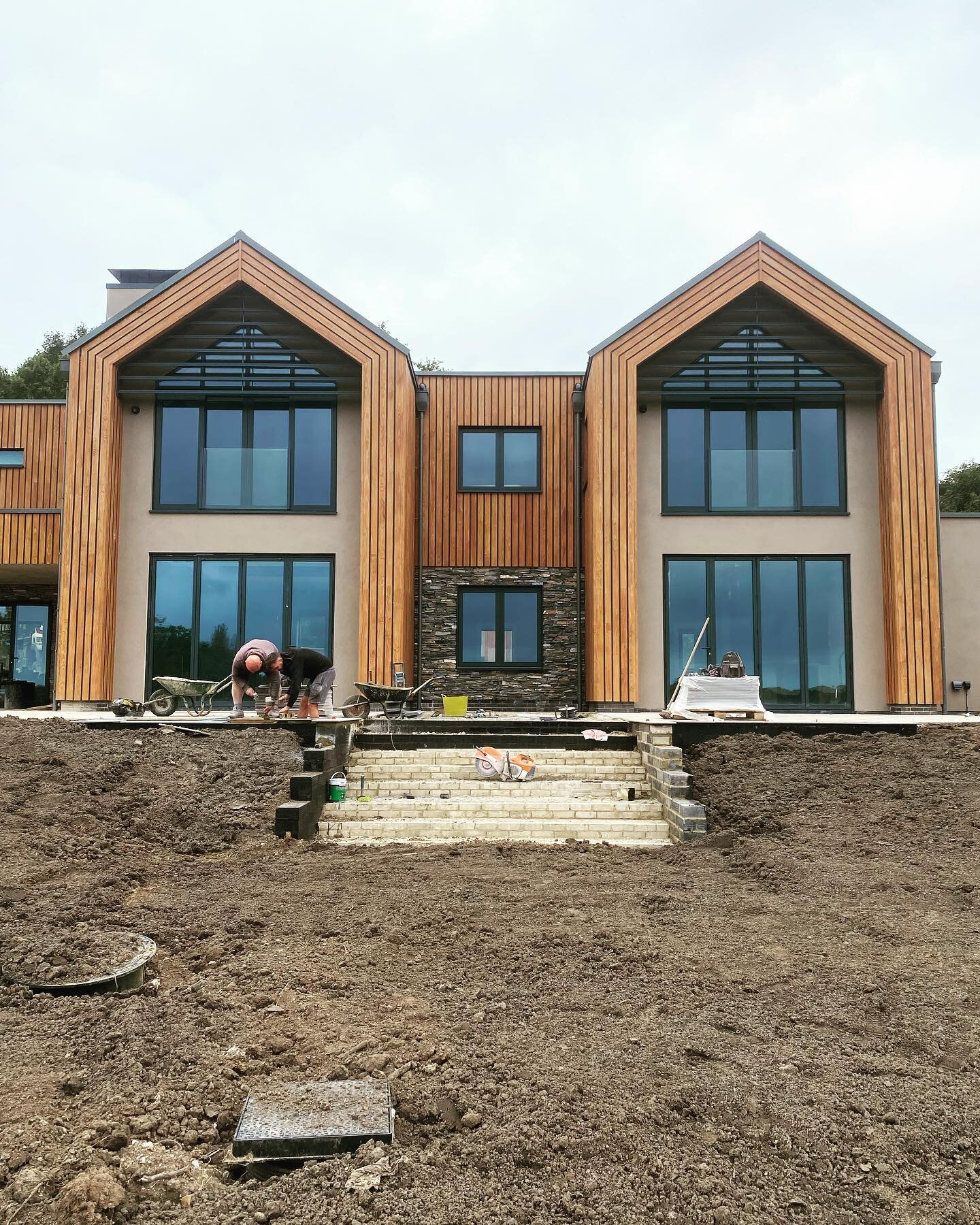 Good progress on the #gardendesign landscaping for this new property. Henlow beige @quornstoneofficial porcelain patios are in and the @steelscapes edging being laid out. Really starting to take shape with lots of grading to the site. #plantingdesign