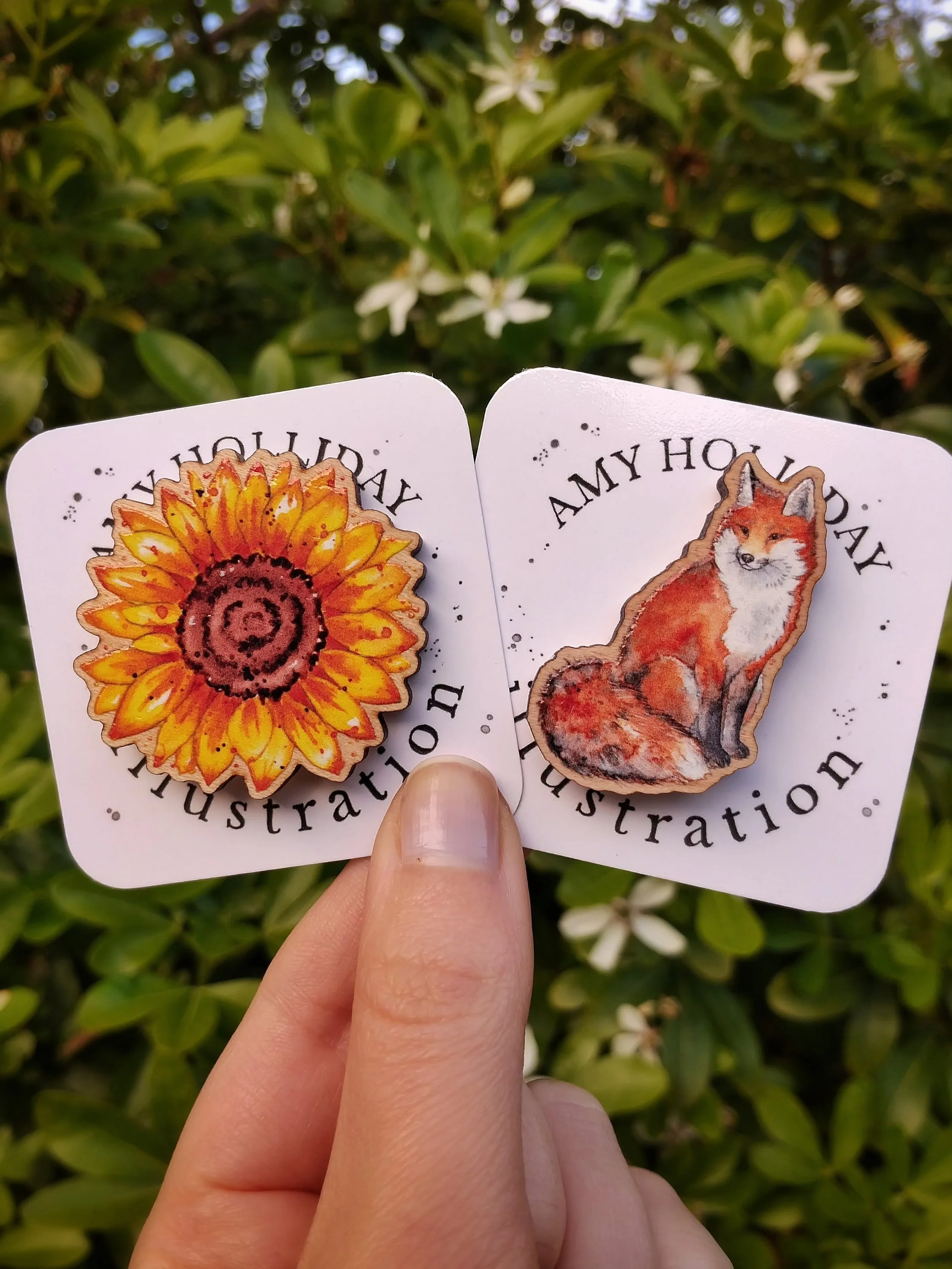 Almost forgot to share this new duo of wooden pins 🦊🌻 (bit of an odd combo I know) 😅

(Made with the help of the fantabulous @zapcreatives 💚)

#fox #sunflower #watercolour