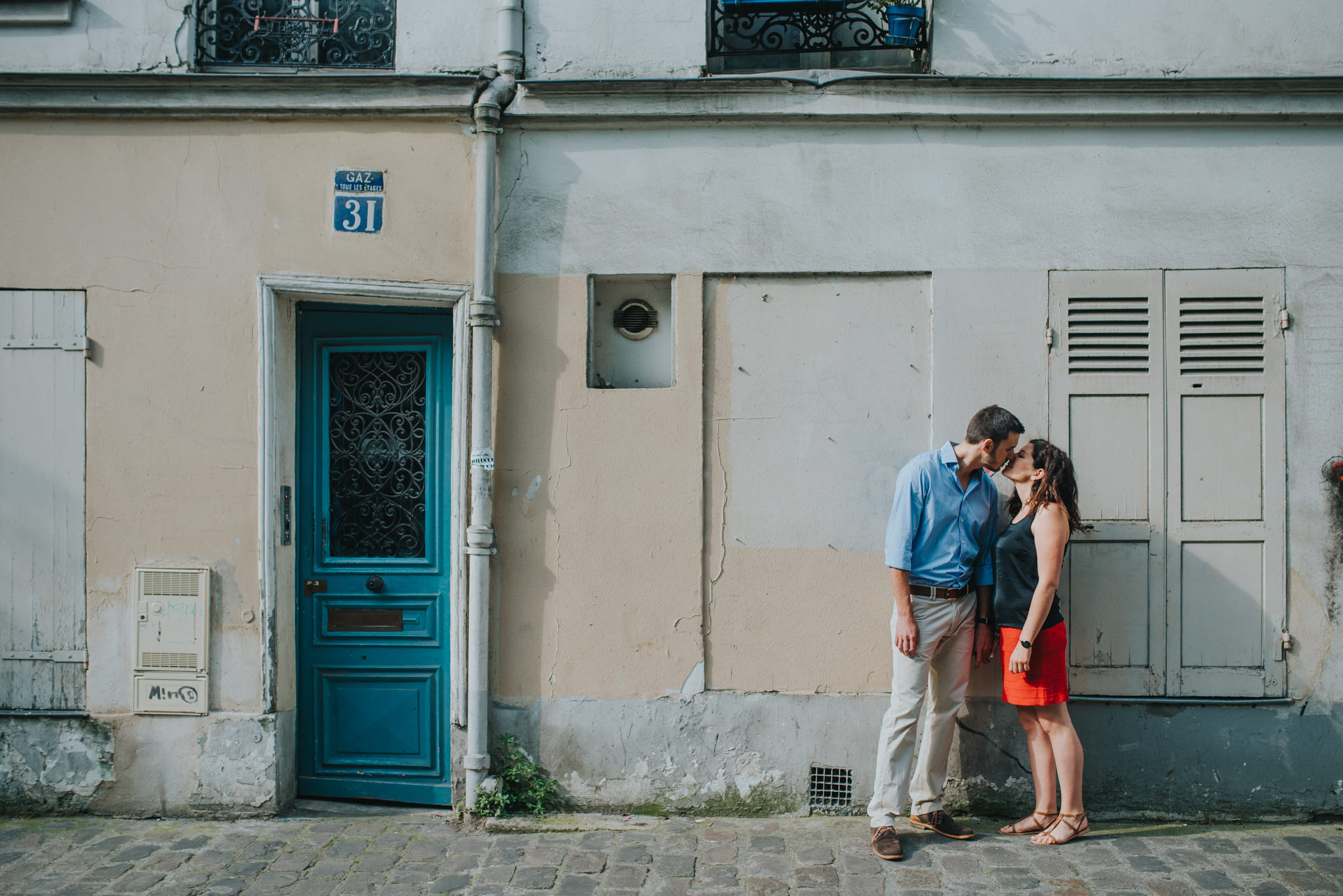 Paris engagement shoot couple in love kissing on Montmartre street