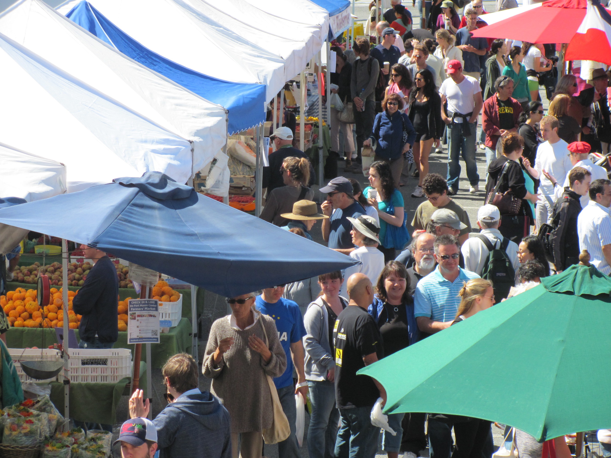 FMC crowded market A IMG_3127.JPG