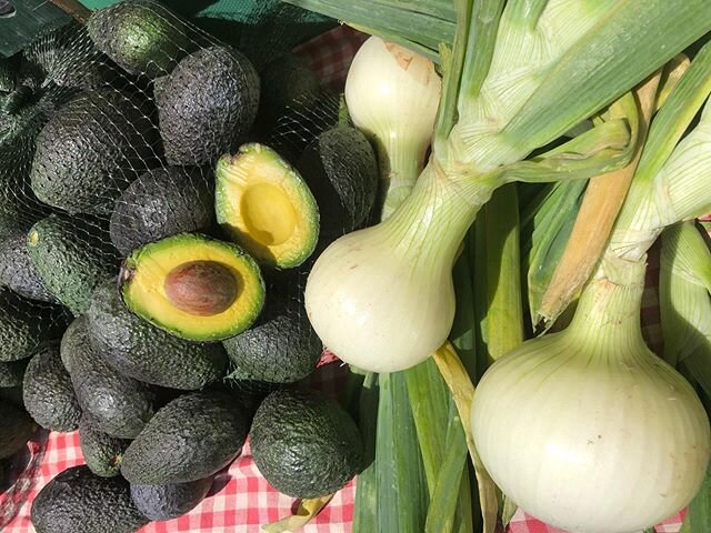AvocaDO- find the freshest veggies from @countryrhodesfamilyfarm 
AvocaDON&rsquo;T- touch the produce, let the farmers serve you! 🥑