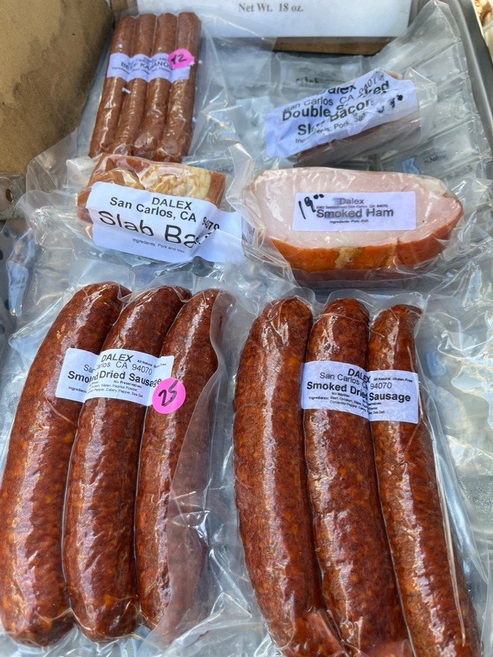 🍔Fire up the BBQ this summer with the freshest ingredients from the farmers' market. Not in the mood to cook? Keep it simple with prepared dishes from local food artisans.
👉Have friends and family visiting? An outing to the farmers' market is a gr
