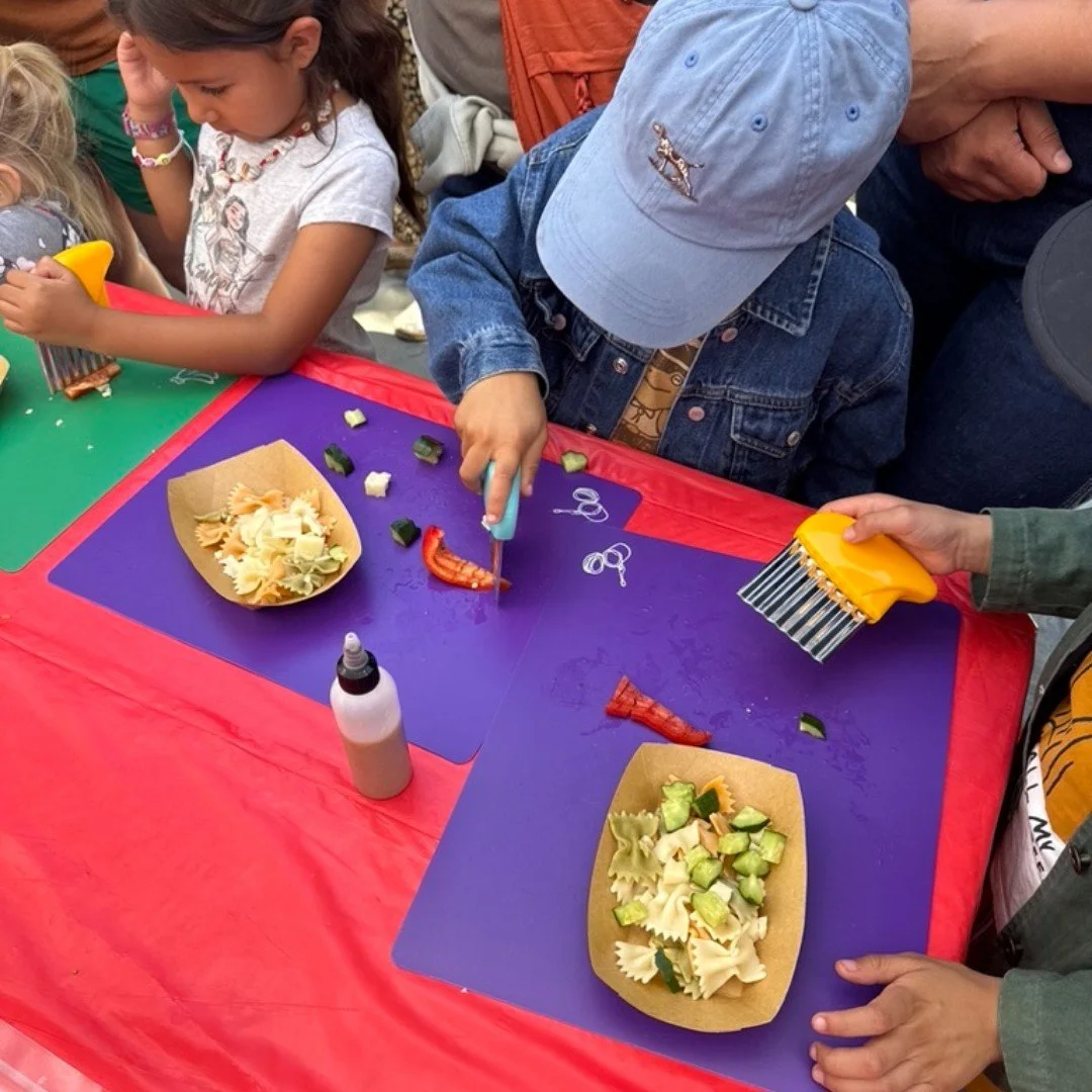 Encouraging children to be more involved in the kitchen has many benefits, inspiring healthy eating habits and essential life skills.
Ways to Get Kids Involved in the Kitchen:
👉Give them age appropriate tasks: young children can help by washing pr