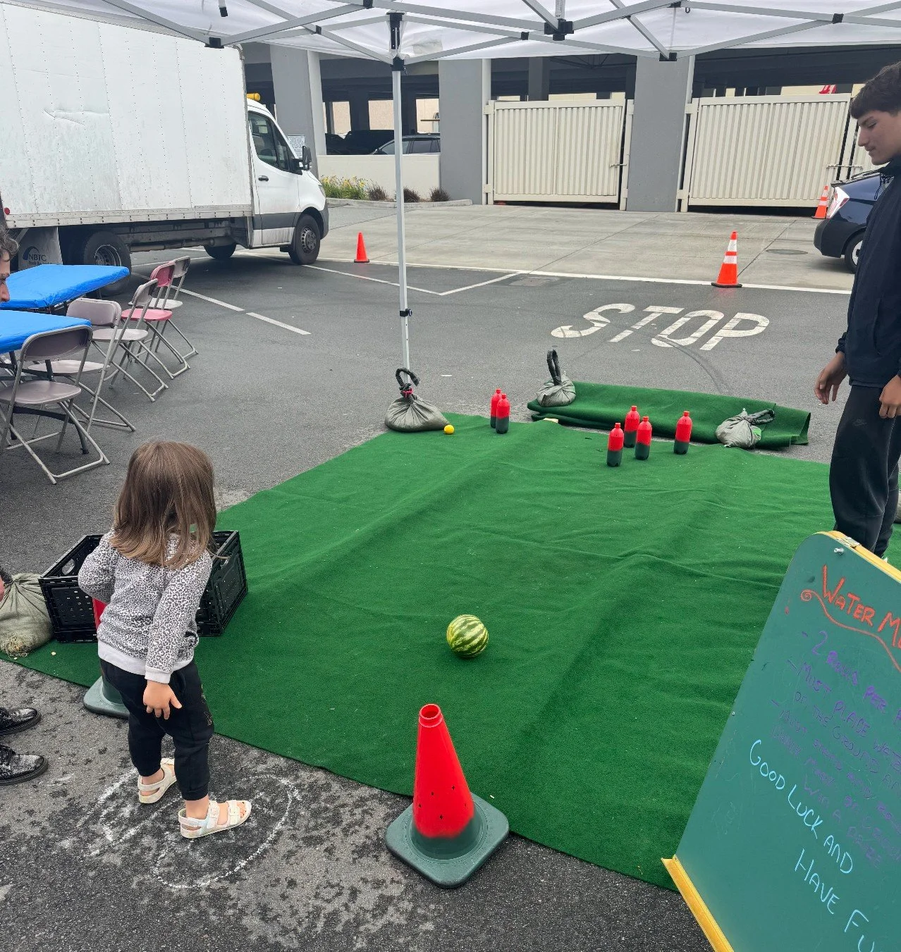 👨‍🌾Celebrate National Farmers’ Market Week today at market! We have fun activities planned today! There will be a watermelon bowling, guess the weight of the watermelon, and a water melon craft!
National Farmers’ Market Week cel