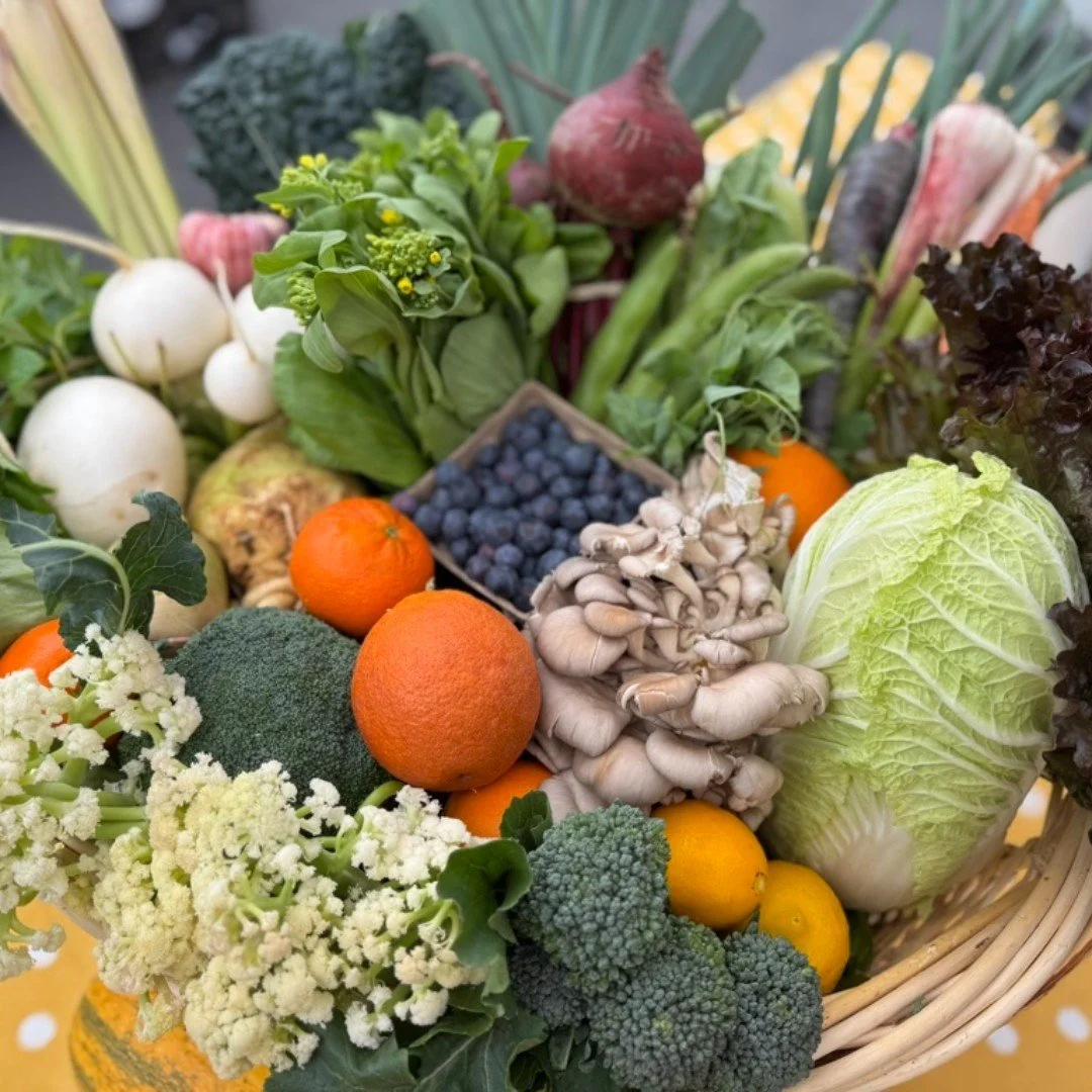 🌎Earth Day is just around the corner. Adding a trip to the farmers' market for local produce is a great step toward a more sustainable food system. Locally grown produce travels a much shorter distance than produce found at the grocery store. This m